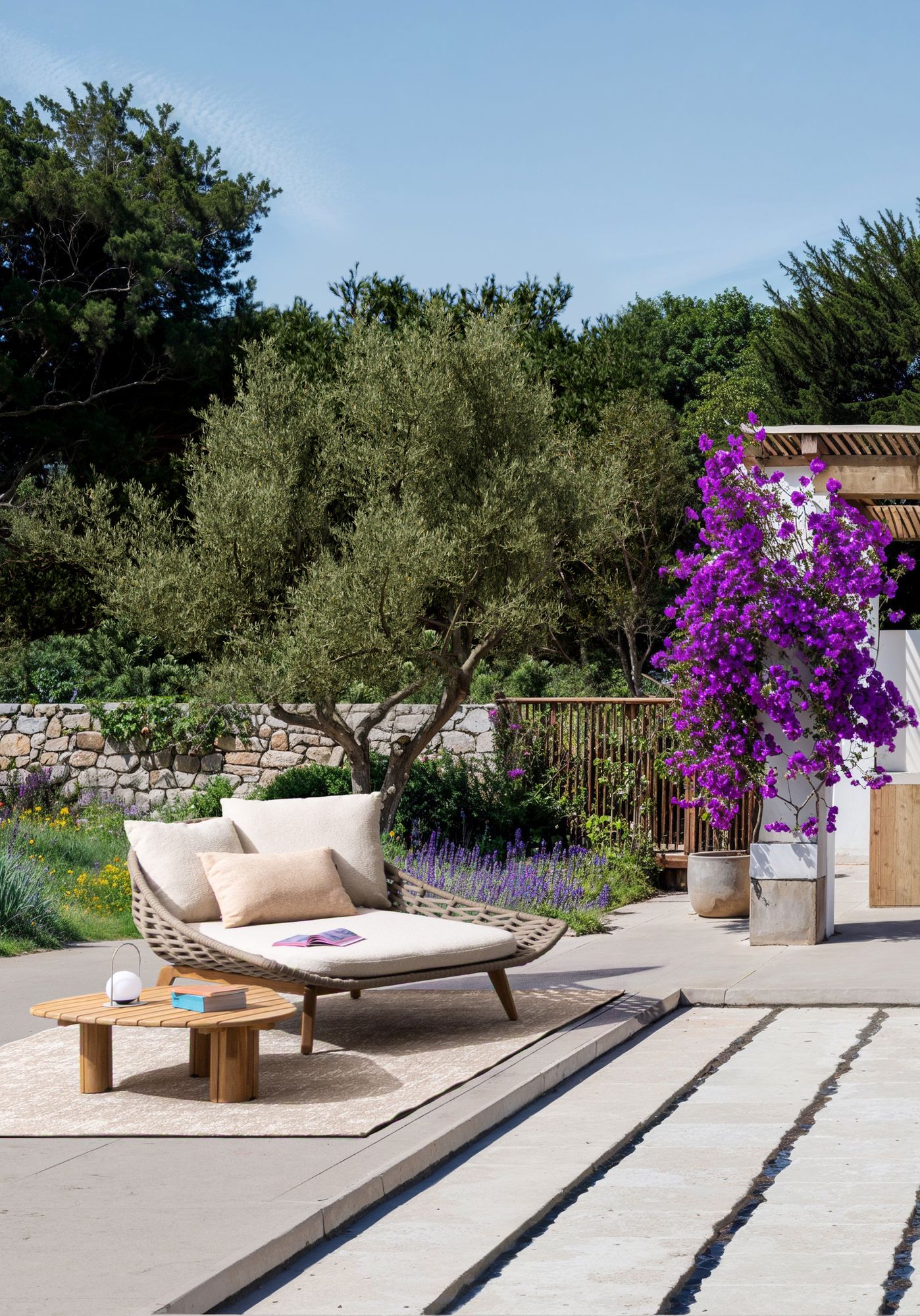 Outdoor-Couchtisch Tamires aus SVLK-zertifiziertem Teakholz in organischer Form | Bizzotto bei STUFF Shop kaufen