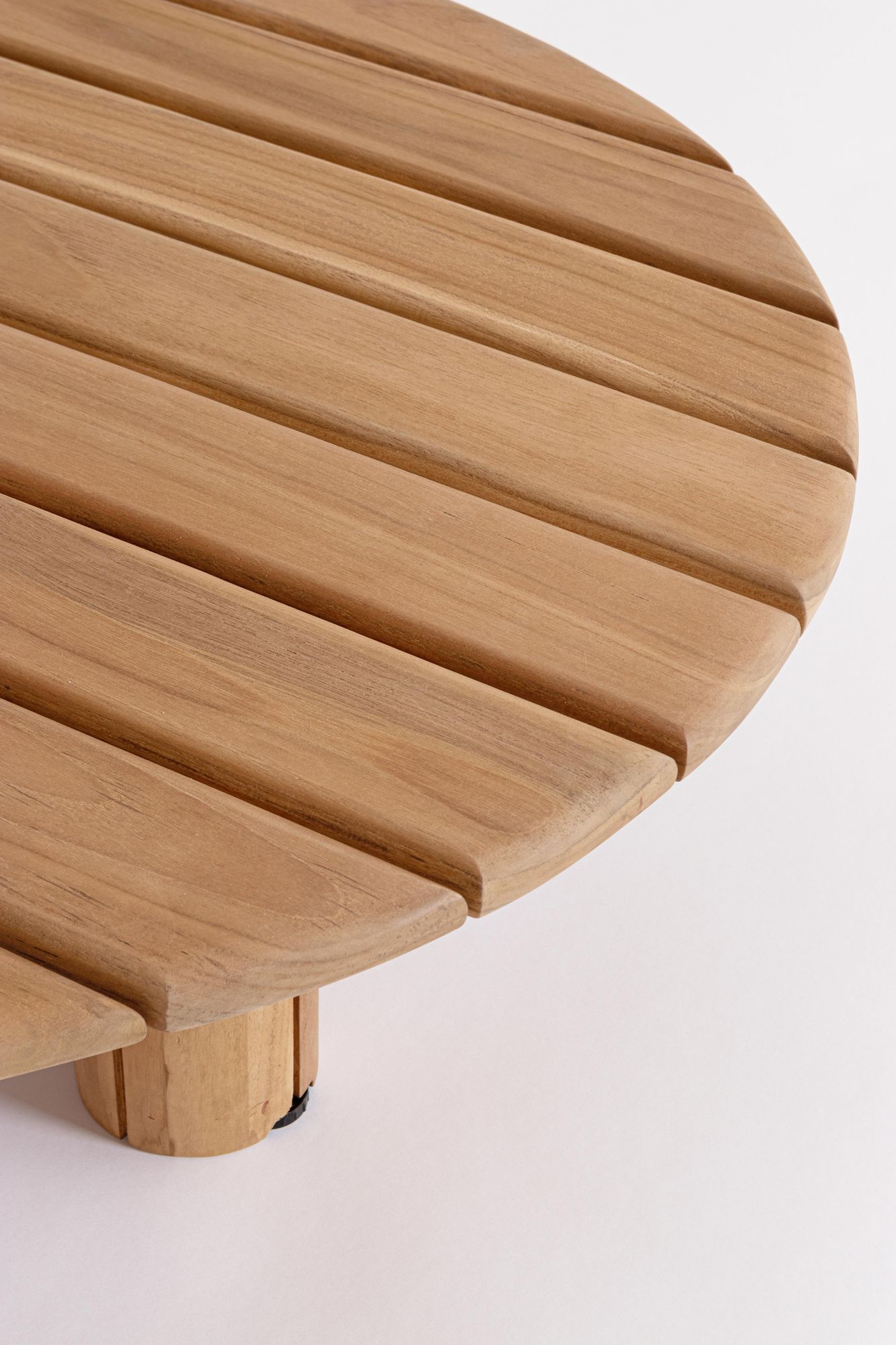 Outdoor-Couchtisch Tamires aus SVLK-zertifiziertem Teakholz in organischer Form | Bizzotto bei STUFF Shop kaufen