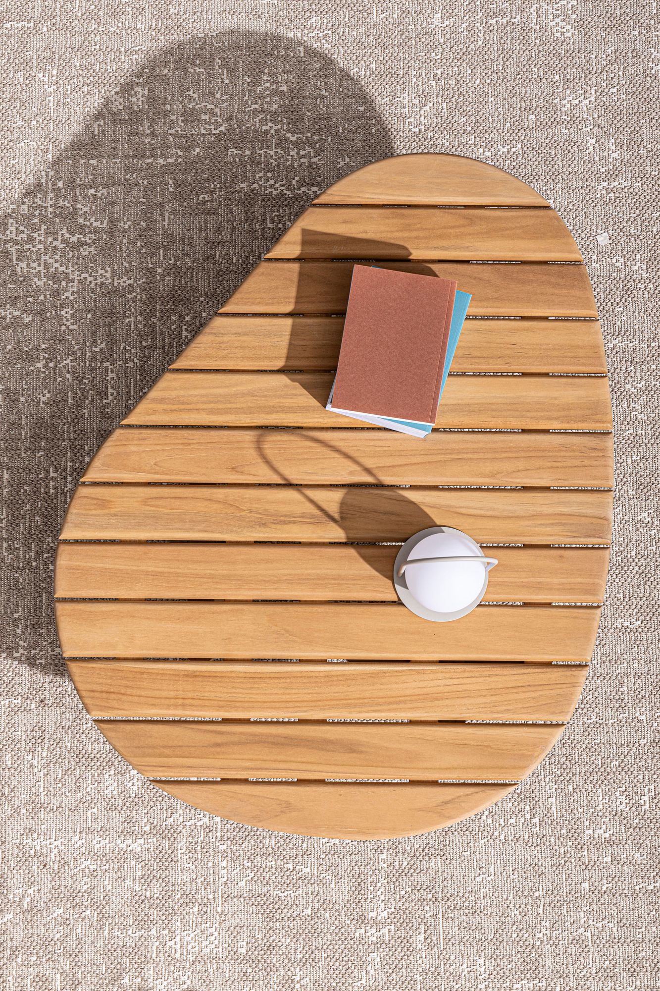 Outdoor-Couchtisch Tamires aus SVLK-zertifiziertem Teakholz in organischer Form | Bizzotto bei STUFF Shop kaufen