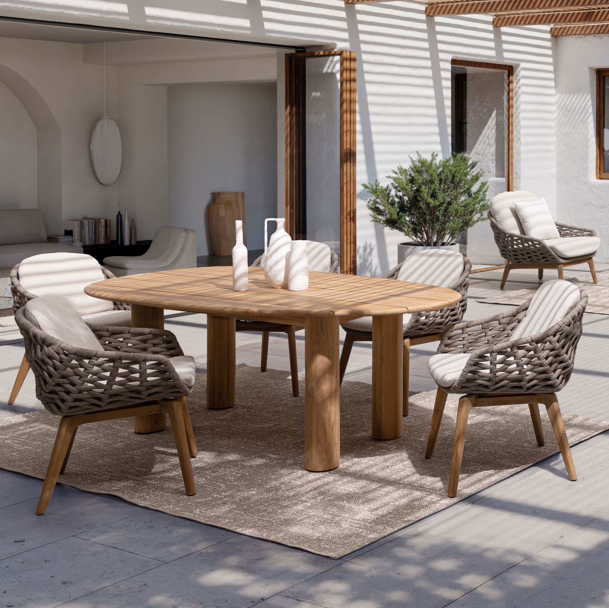 Outdoor Stuhl Tamires Bouclé mit Teakholz Beinen und Armlehnen | Bizzotto bei STUFF Shop kaufen