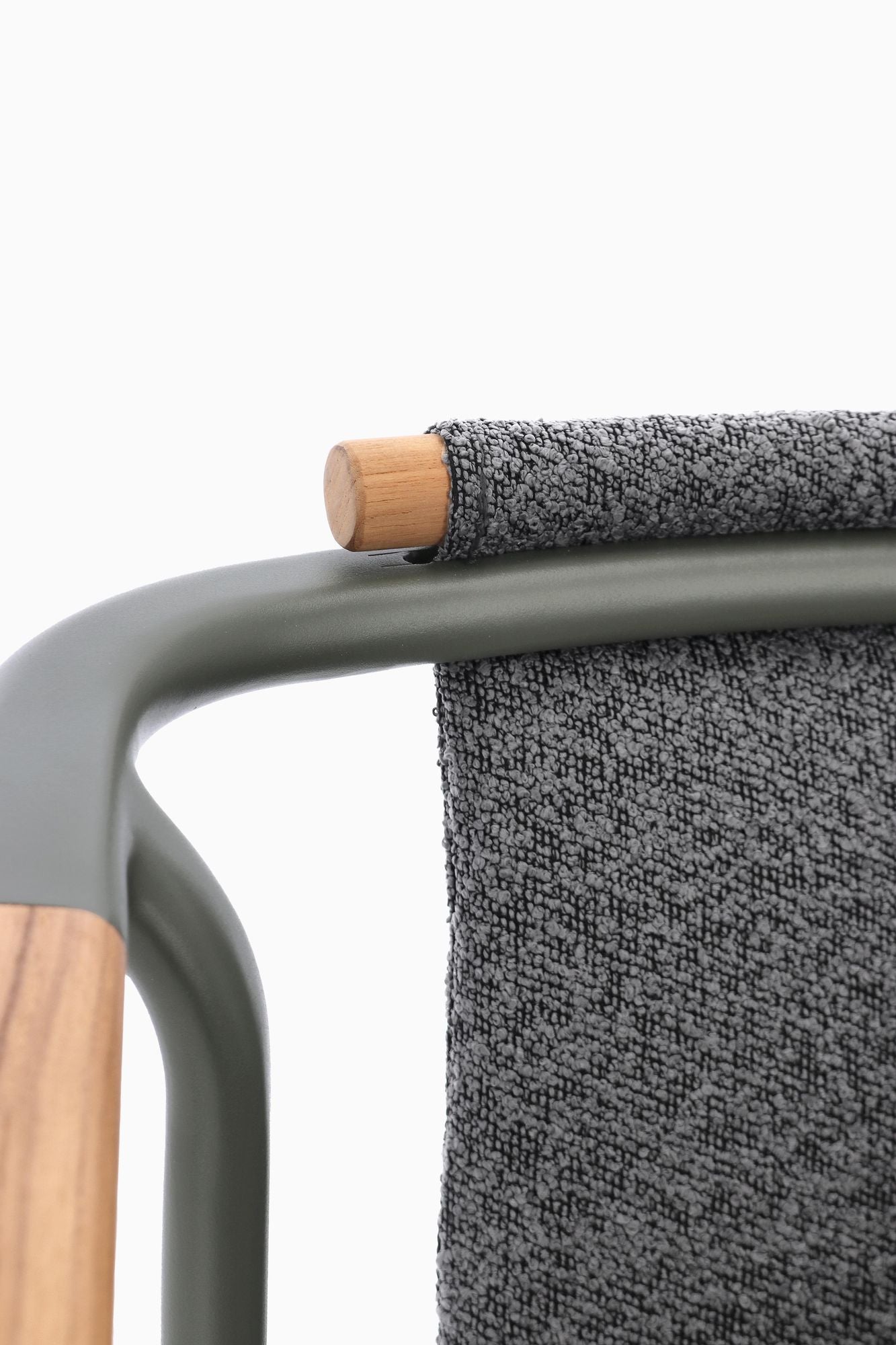 Outdoor Stuhl Leonida Grün mit Armlehne und Kissen für moderne Terrasse | Bizzotto bei STUFF Shop kaufen