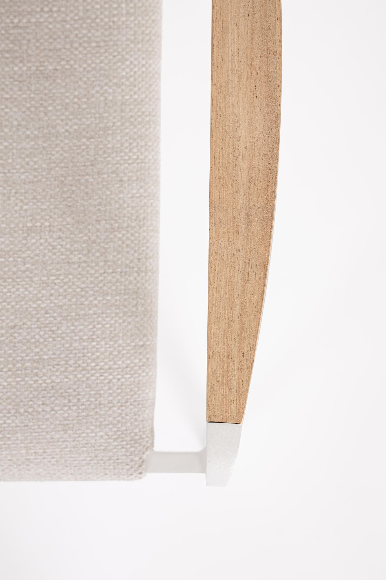 Outdoor Stuhl Jalisko New Weiss mit Armlehne und Teak Details | Moderner Gartenstuhl bei STUFF Shop