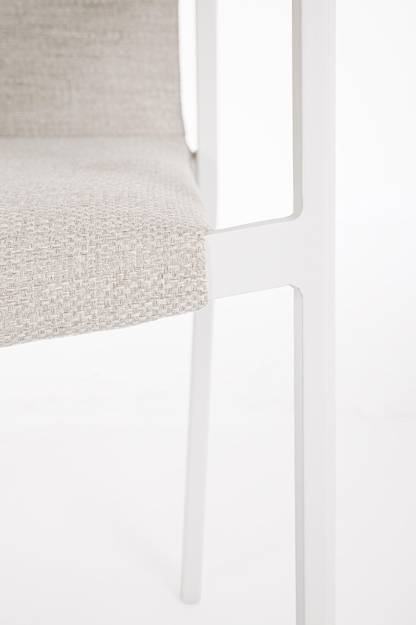 Outdoor Stuhl Jalisko New Weiss mit Armlehne und Teak Details | Moderner Gartenstuhl bei STUFF Shop