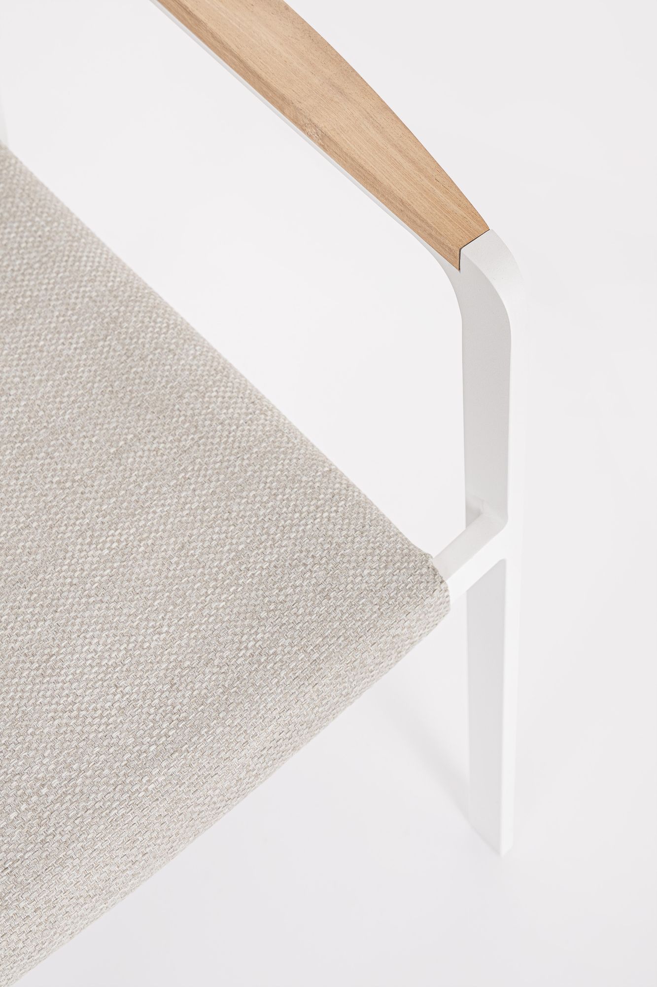 Outdoor Stuhl Jalisko New Weiss mit Armlehne und Teak Details | Moderner Gartenstuhl bei STUFF Shop