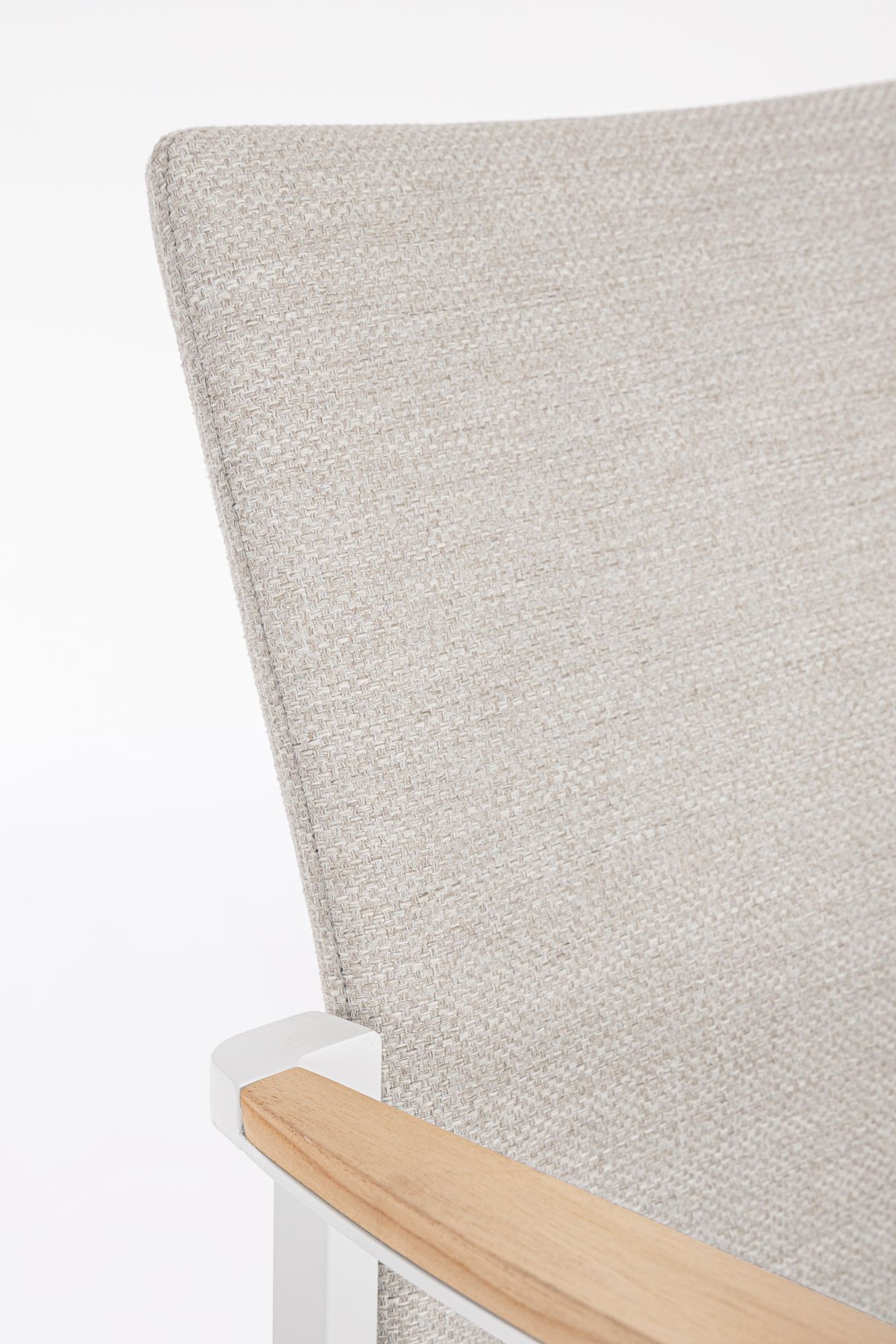 Outdoor Stuhl Jalisko New Weiss mit Armlehne und Teak Details | Moderner Gartenstuhl bei STUFF Shop