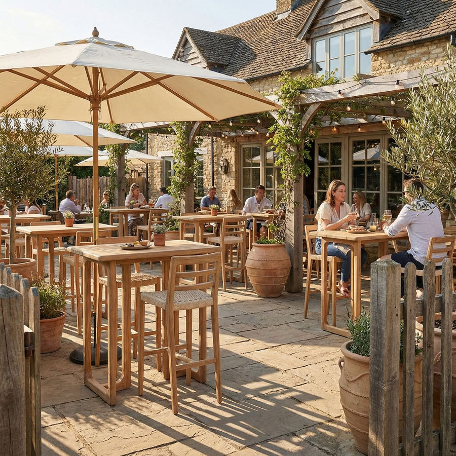 Outdoor Bartisch Teakscape Frame aus massivem Teakholz mit Frame-Untergestell auf einer Gastronomie Terrasse | STUFF Loft