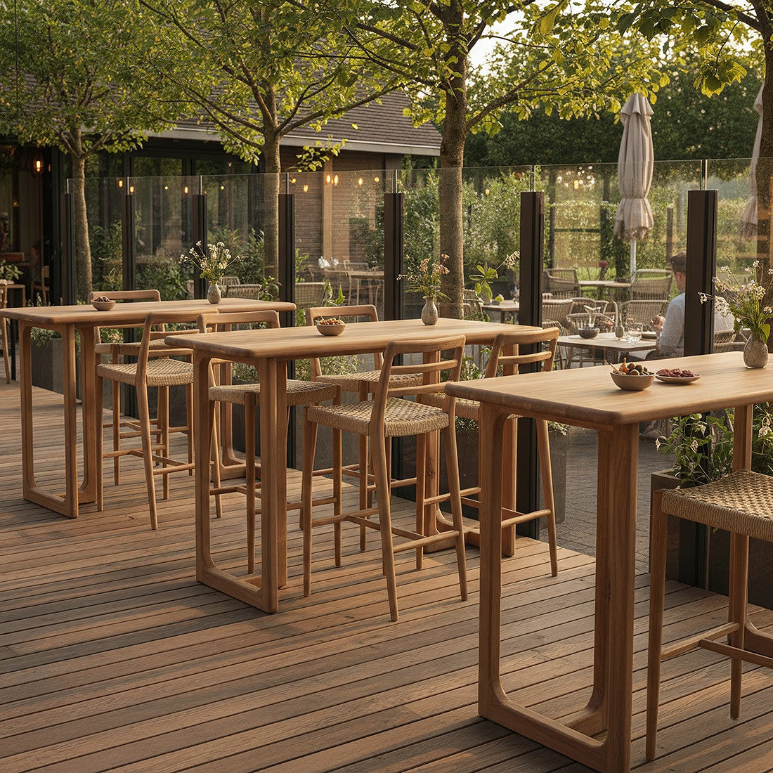 Outdoor Bartisch Teakscape Frame aus massivem Teakholz mit Frame-Untergestell auf einer Gastronomie Terrasse | STUFF Loft