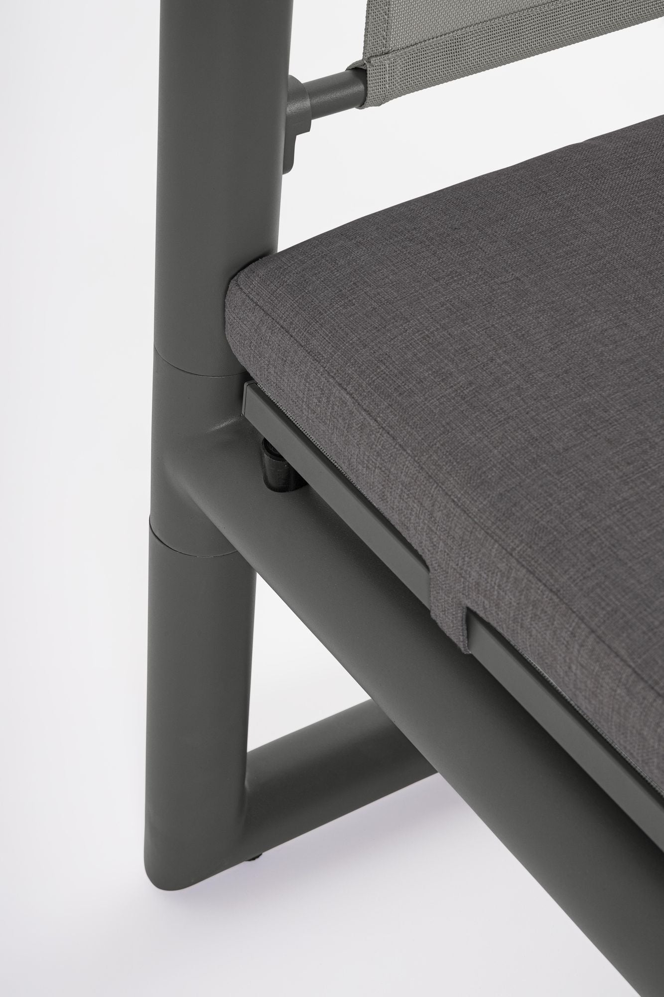 Outdoor Daybed Konnor Anthrazit mit Pergola und verstellbarer Rückenlehne für moderne Terrassen | Bizzotto bei STUFF Shop kaufen