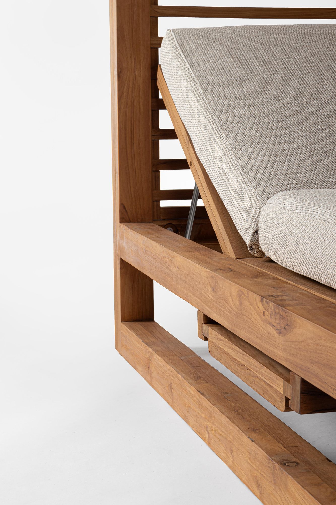 Luxuriöser Daybed Pavillon Honolulu aus FSC Teakholz mit verstellbaren Rückenlehnen | Bizzotto bei STUFF Shop kaufen