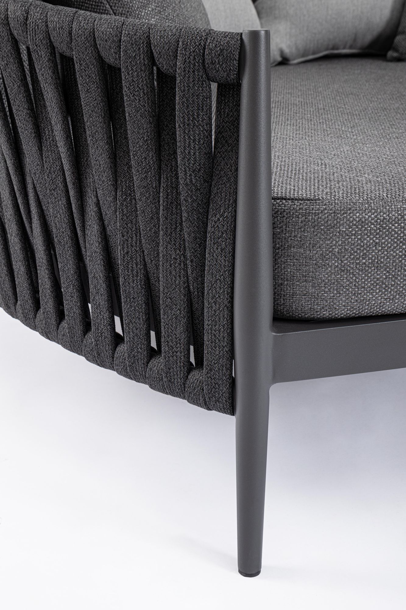 Outdoor Sonnenbett Jacinta Anthrazit mit geflochtener Seitenstruktur und großzügiger Polsterung | Bizzotto bei STUFF Shop kaufen