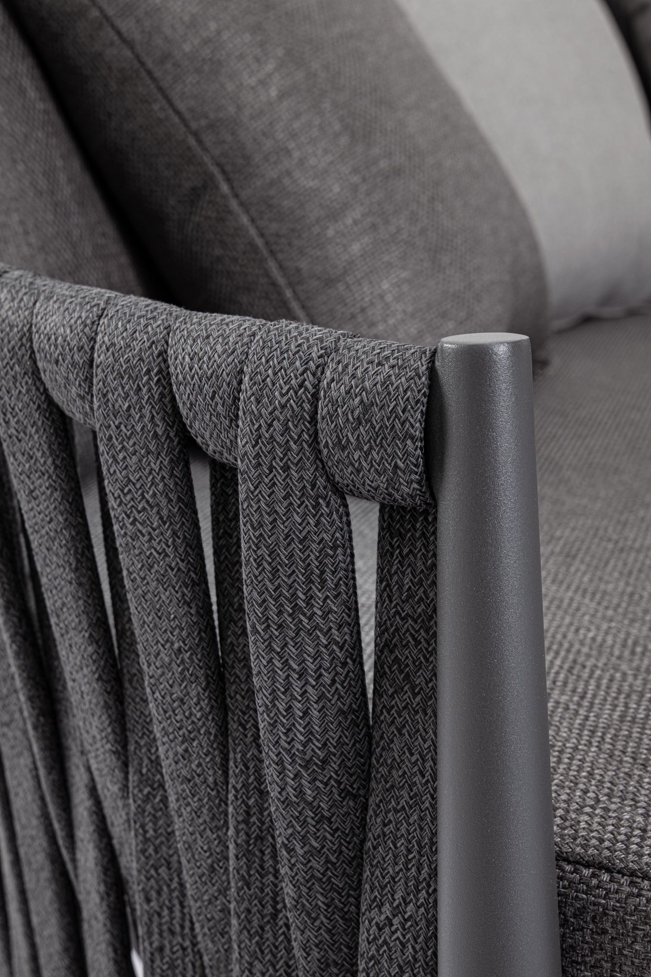 Outdoor Sonnenbett Jacinta Anthrazit mit geflochtener Seitenstruktur und großzügiger Polsterung | Bizzotto bei STUFF Shop kaufen