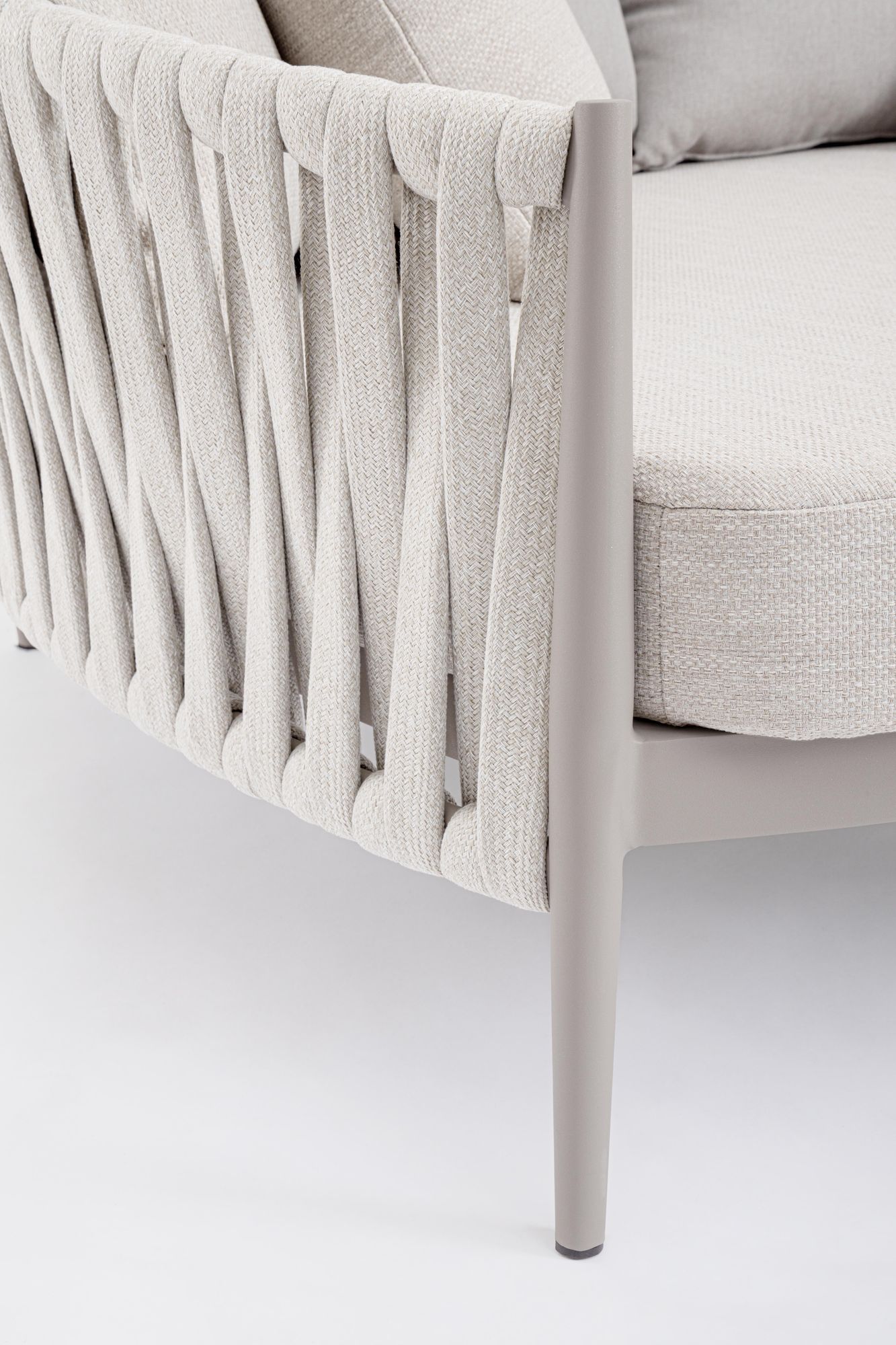 Outdoor Sonnenbett Jacinta Moon in heller Naturfarbe mit geflochtener Seitenstruktur | Bizzotto bei STUFF Shop kaufen