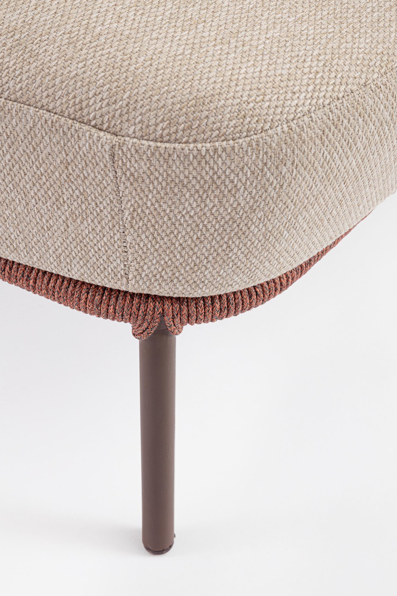 Outdoor Sonnenbett Talaia Java mit geflochtener Seitenstruktur und großzügiger Polsterung | Bizzotto bei STUFF Shop kaufen