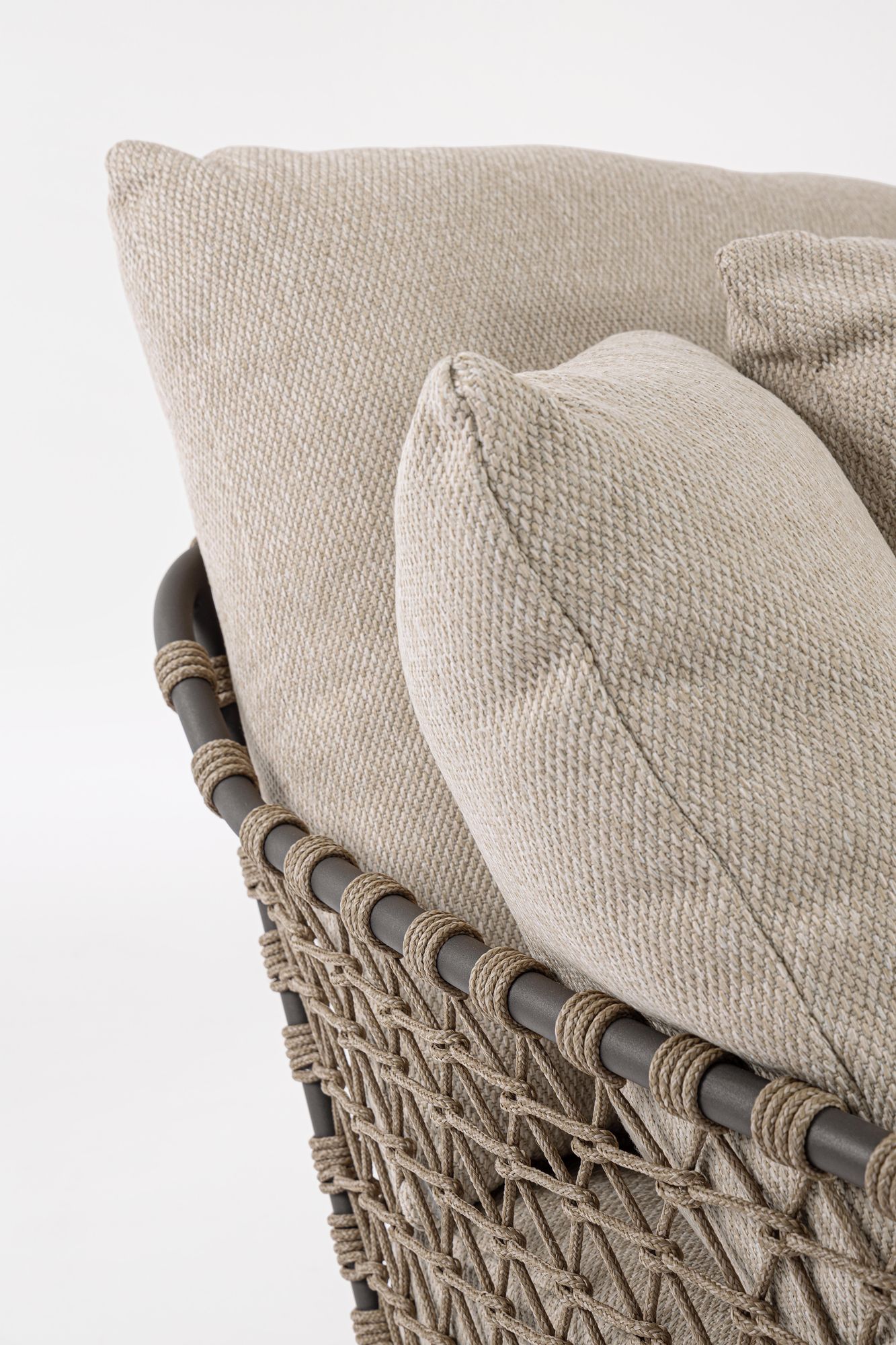 Outdoor Sonnenbett Ivissa Anthrazit mit geflochtener Seitenstruktur und großzügiger Polsterung | Bizzotto bei STUFF Shop kaufen