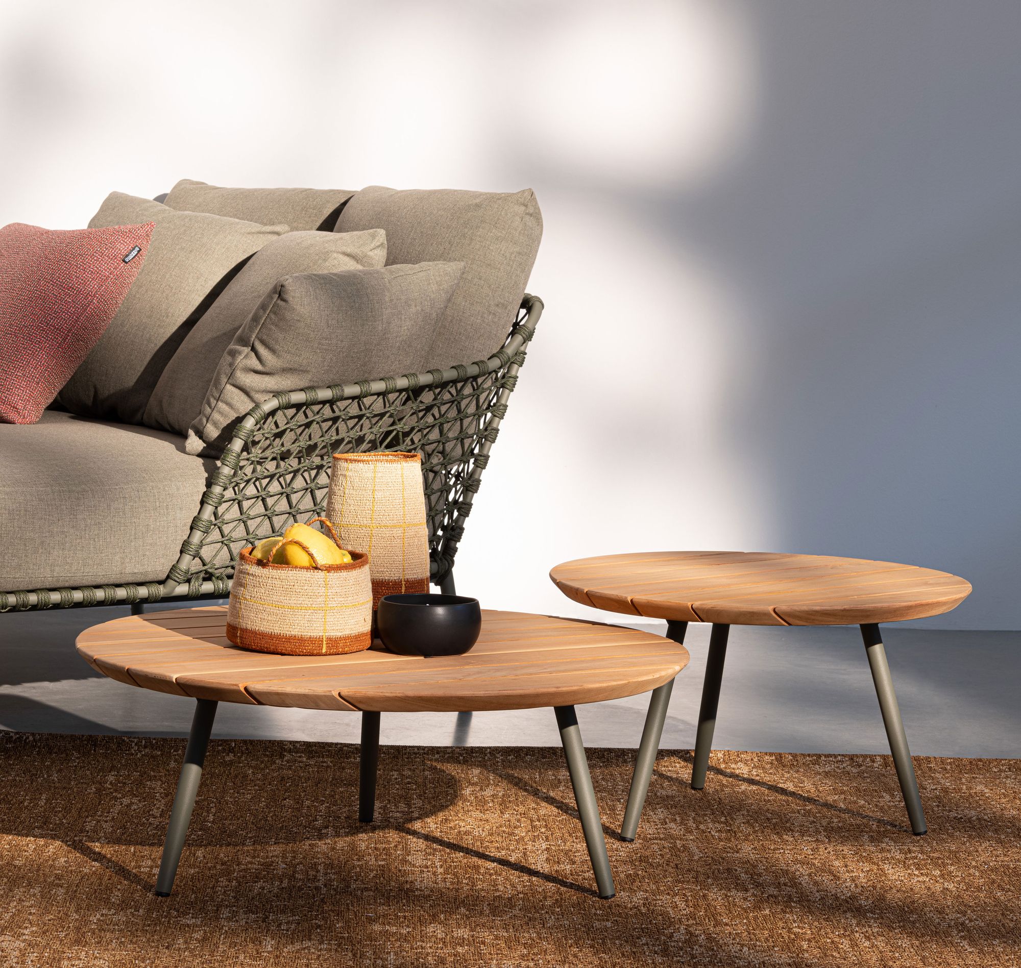 Outdoor Sonnenbett Ivissa Grün mit geflochtener Seitenstruktur und großzügiger Polsterung | Bizzotto bei STUFF Shop kaufen