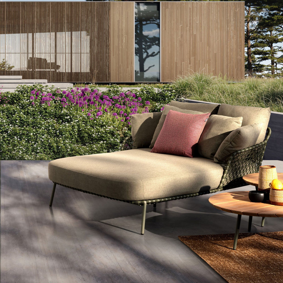 Outdoor Sonnenbett Ivissa Grün mit geflochtener Seitenstruktur und großzügiger Polsterung | Bizzotto bei STUFF Shop kaufen