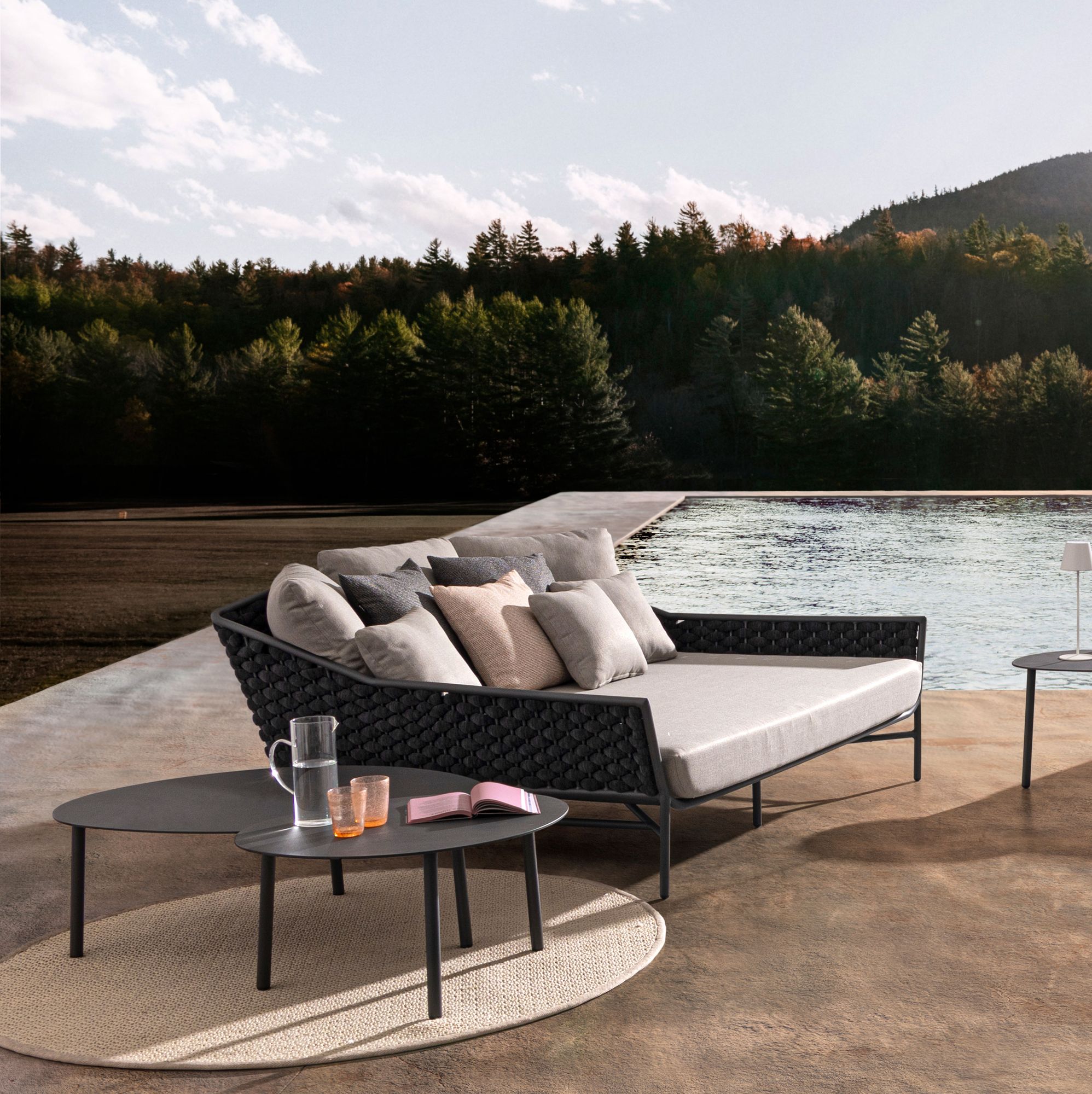 Outdoor Sonnenbett Everly Anthrazit Graphit mit geflochtener Seitenstruktur und großzügiger Polsterung | Bizzotto bei STUFF Shop kaufen