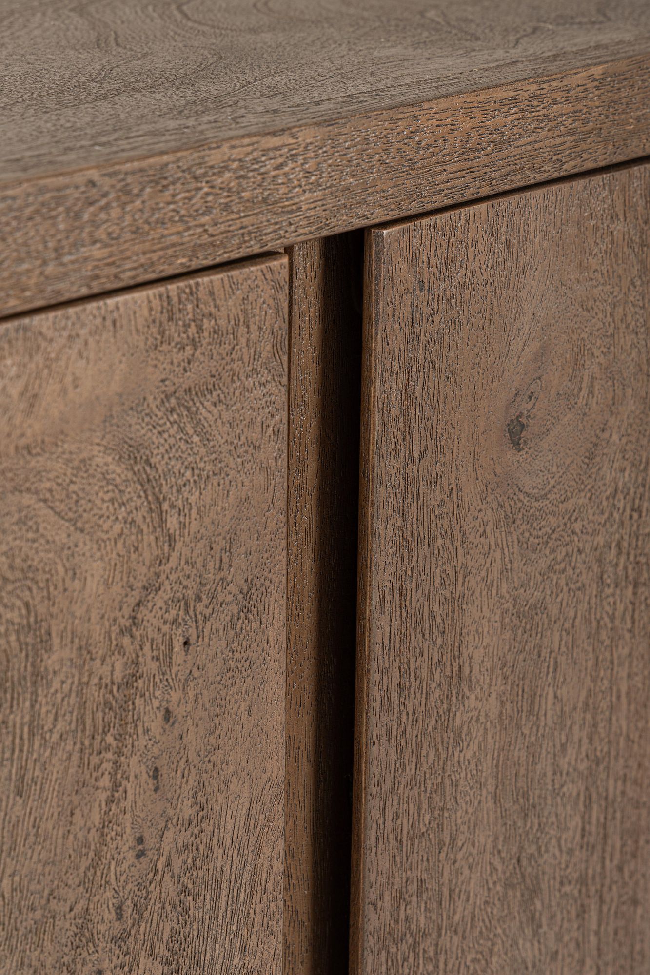 Sideboard Elswick 4 Türen aus massivem Mangoholz mit natürlicher Holzmaserung | Bizzotto bei STUFF Shop