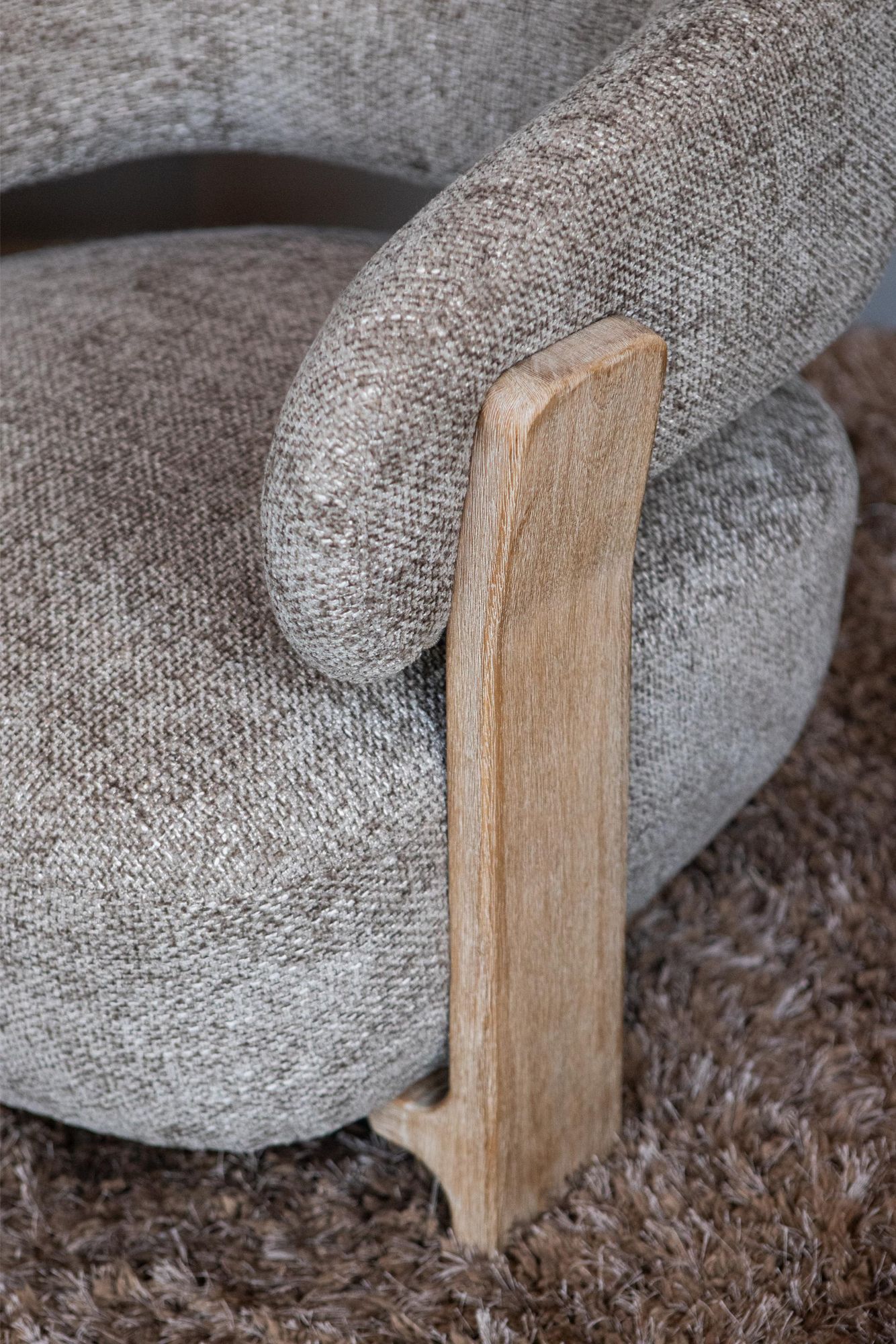 Detailansicht des Rubberwood Gestells beim Sessel Mire Taupe | PTMD bei STUFF Shop kaufen