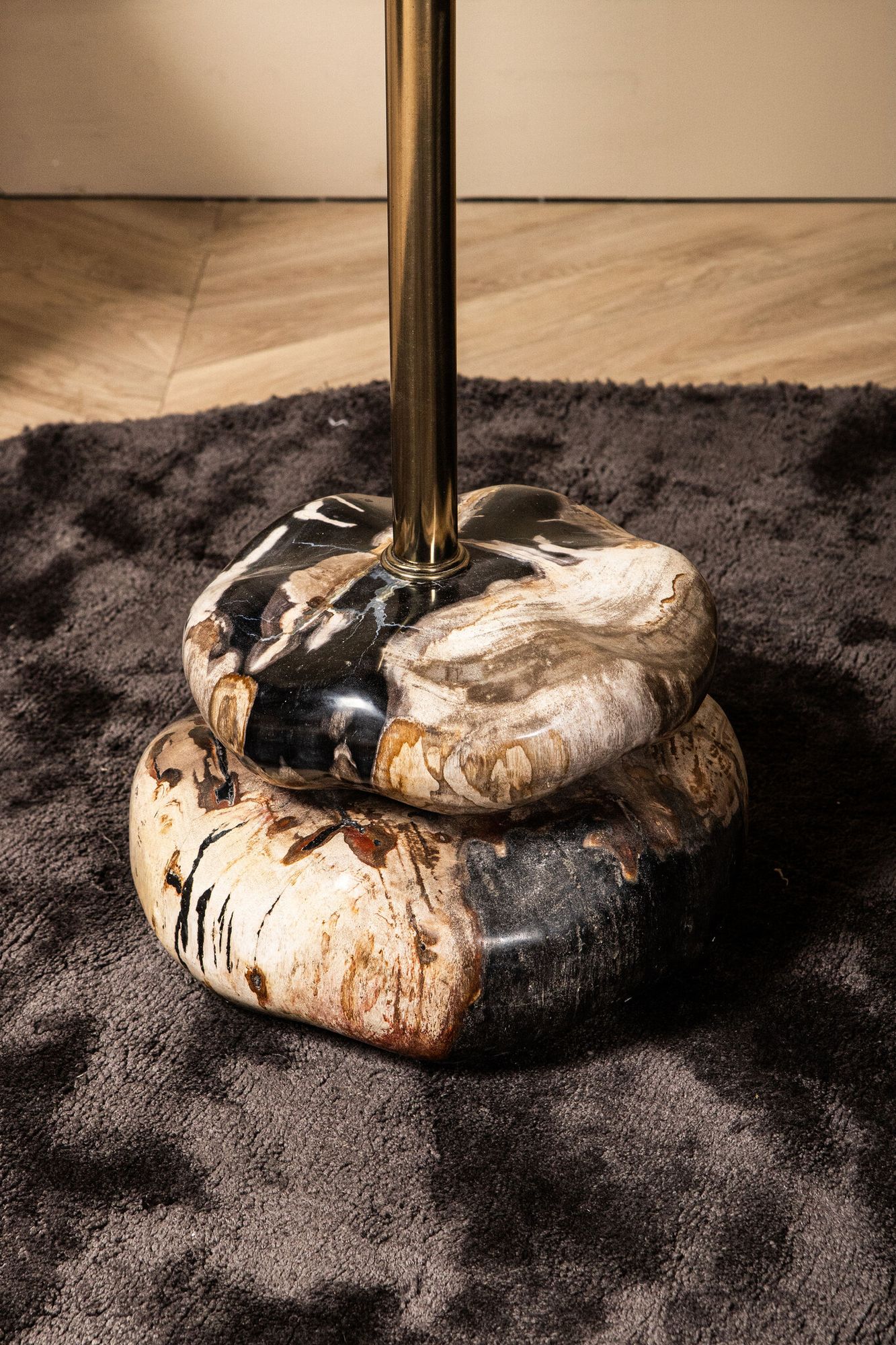 Detail Basis versteinertes Holz skulpturaler Tisch Wane | PTMD bei STUFF Shop kaufen