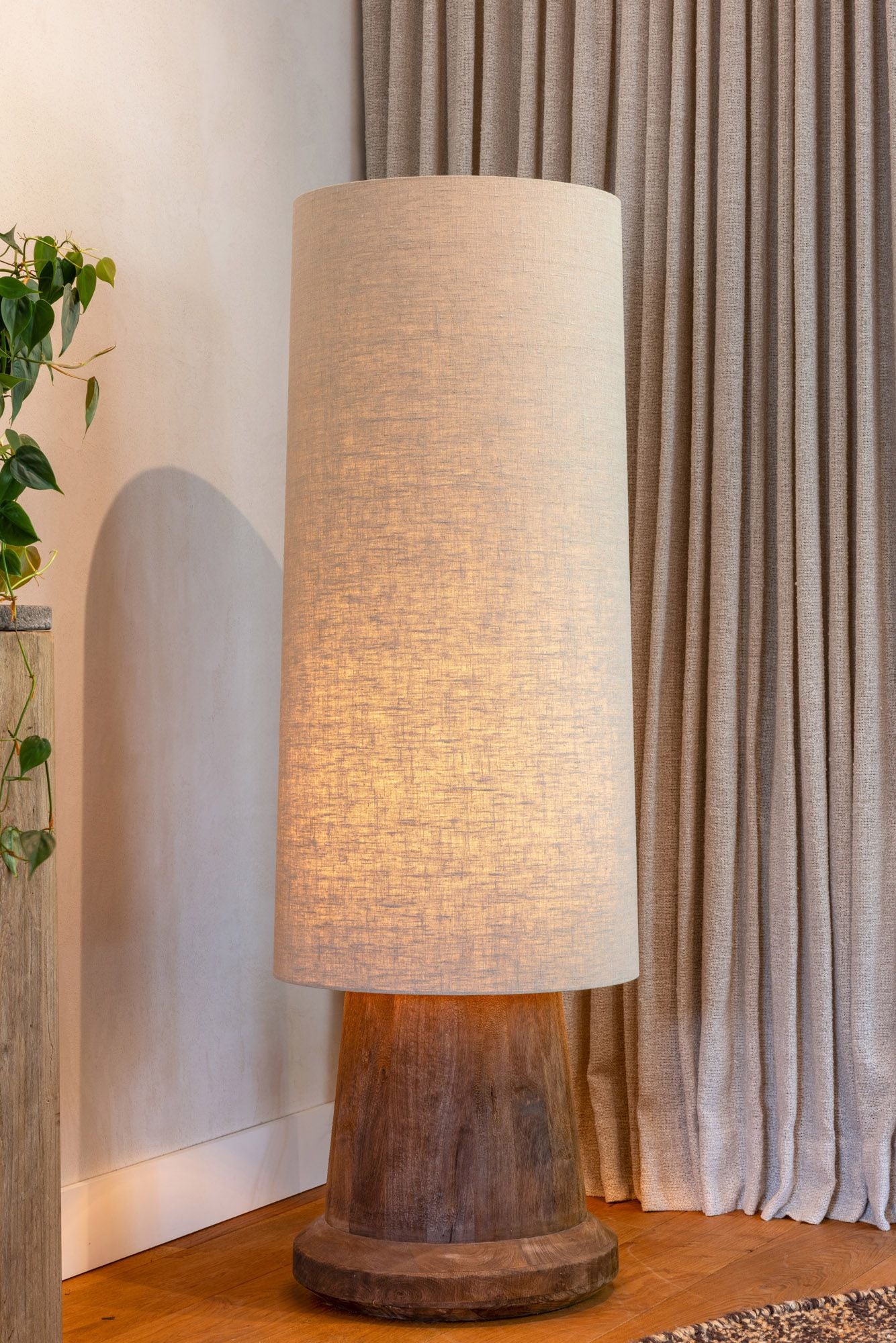 Stehlampe Beckley aus Mangoholz mit Stoffschirm für warmes Wohnlicht | Gommaire bei STUFF Shop kaufen