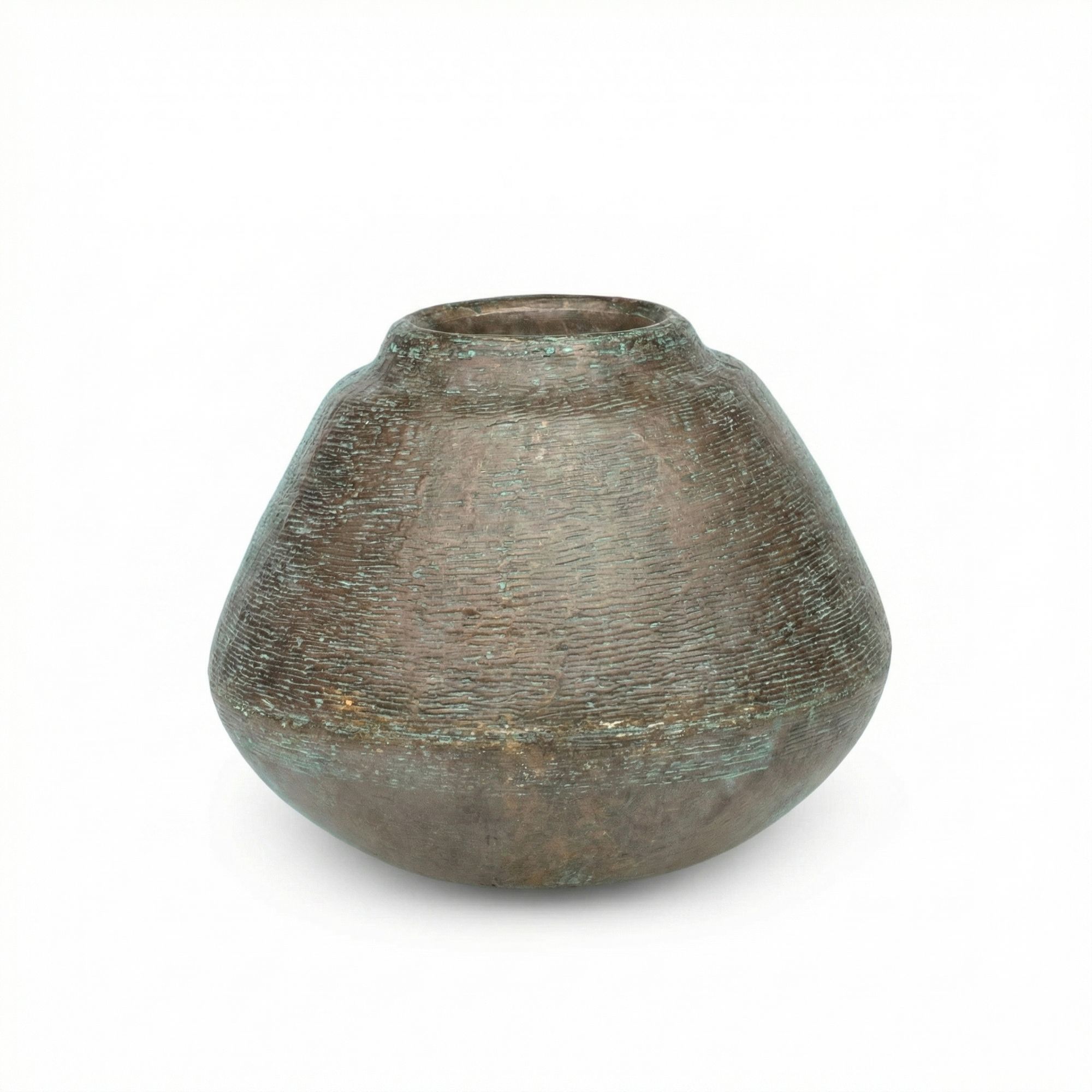 Design Vase Togo aus Messing mit Patina als Statement Objekt | Gommaire bei STUFF Shop kaufen