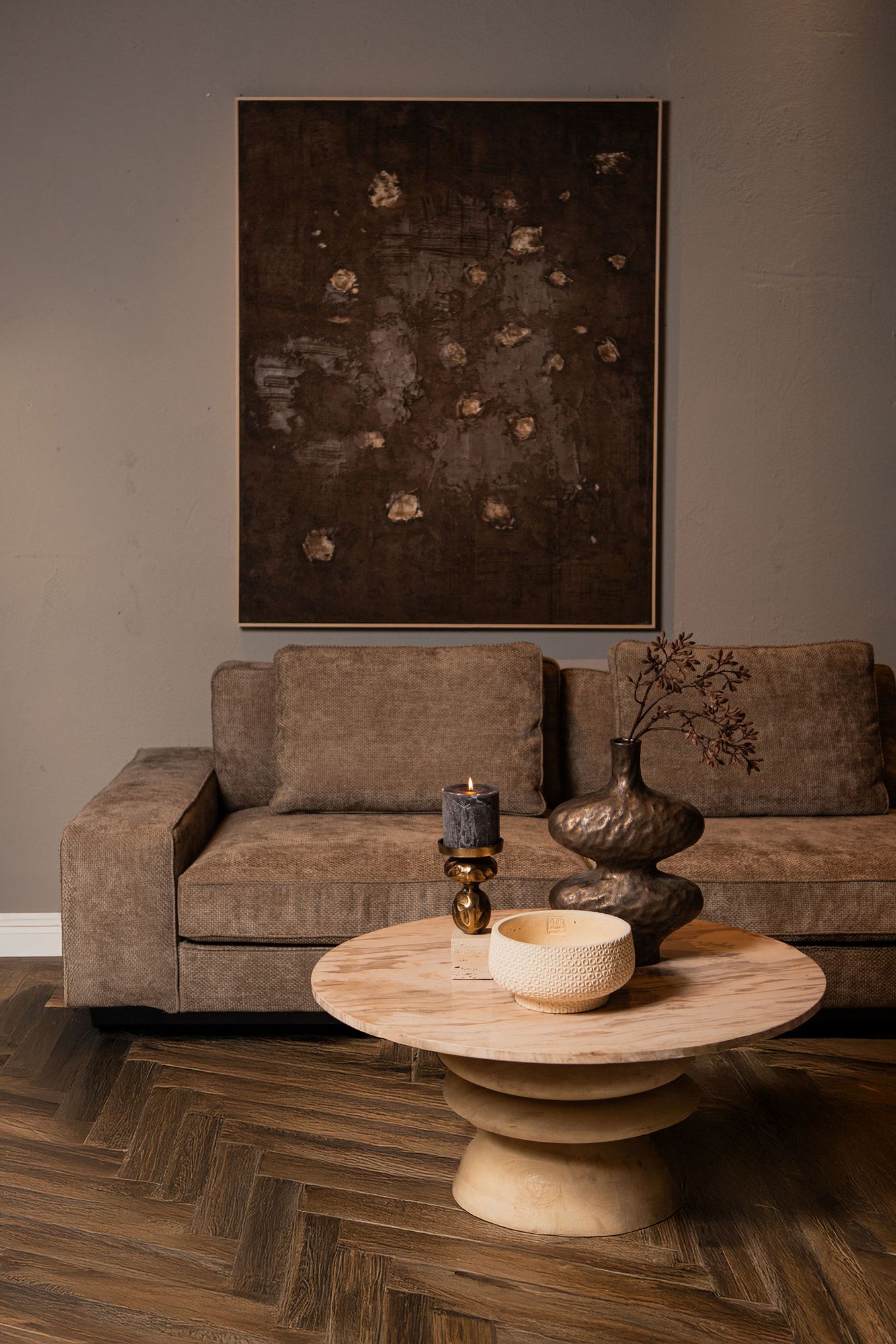 Indoor Sofa Couchtisch Callain Natural Marble im Wohnambiente aus Marmor | zeitloses Design, hochwertig verarbeitet, ideal für Wohn- und Essbereich | Ansicht 05