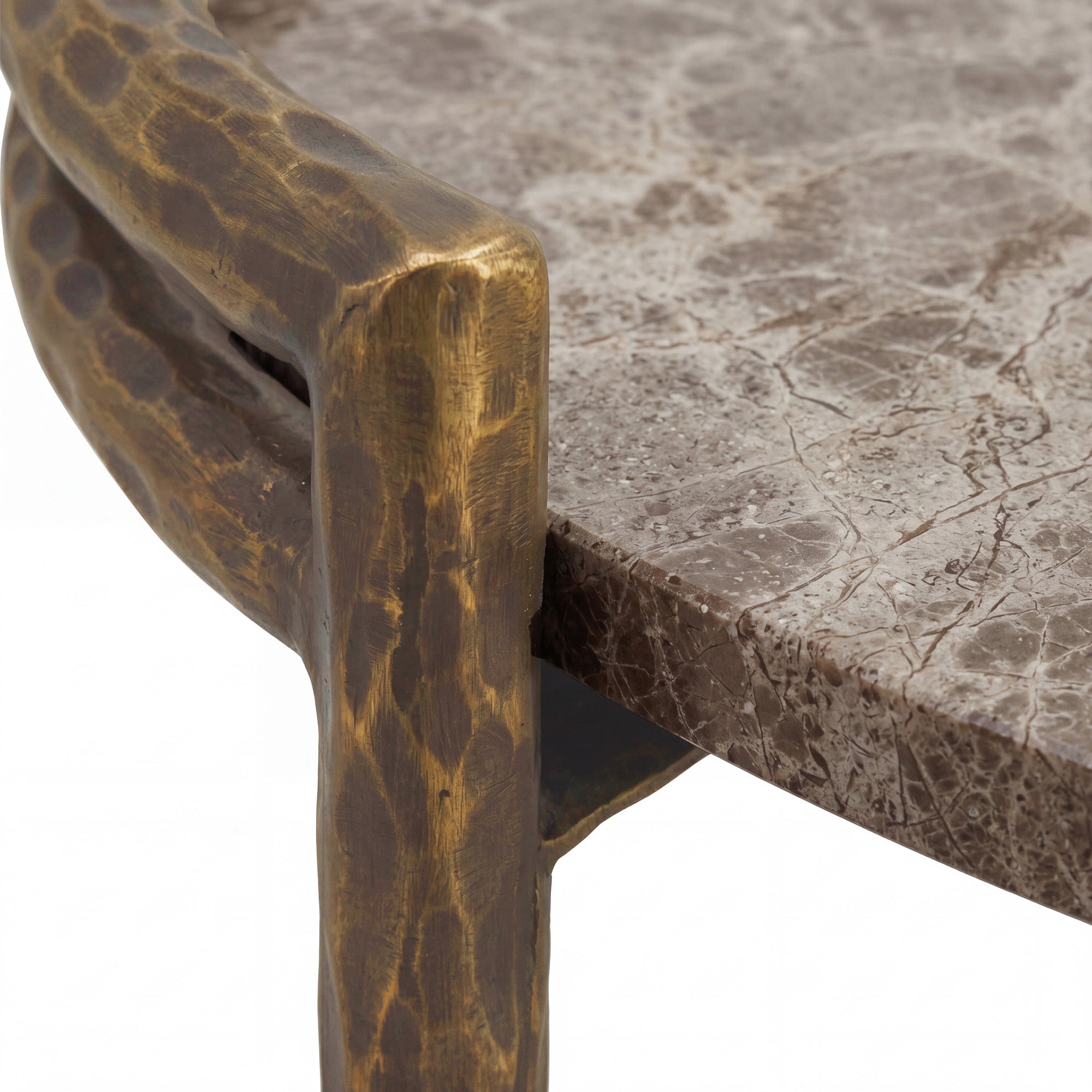 Couchtisch Dented Beige/Gold | Organisch geformte Platte auf filigranen Metallbeinen 85 cm