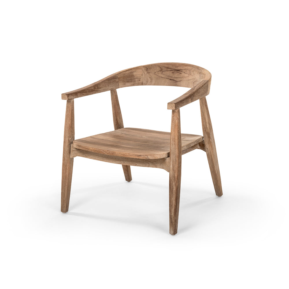 Armlehnenstuhl Faye Easy Chair low aus Teakholz in natürlichem Grau von Gommaire, ideal für Outdoor-Terrassen.