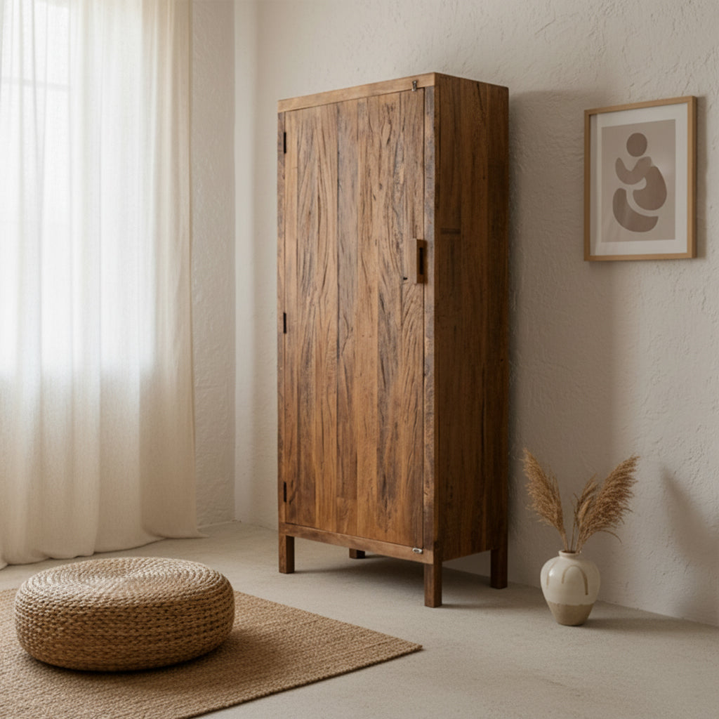 Seitenansicht des handgefertigten Schranks aus recyceltem Altholz im Schlafzimmer