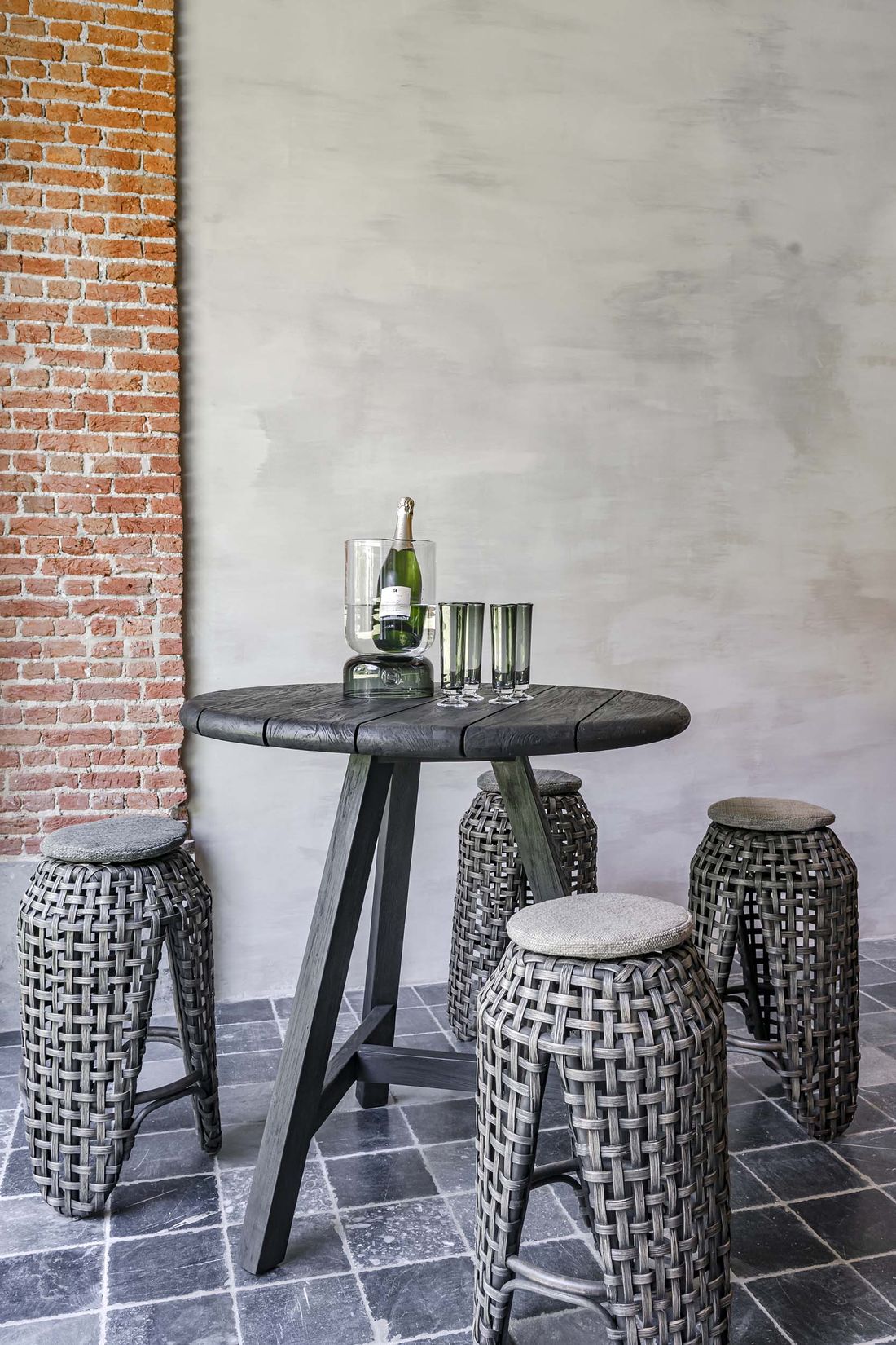 Runder Bartisch Anton recyceltes Teakholz - Gommaire | STUFF Shop