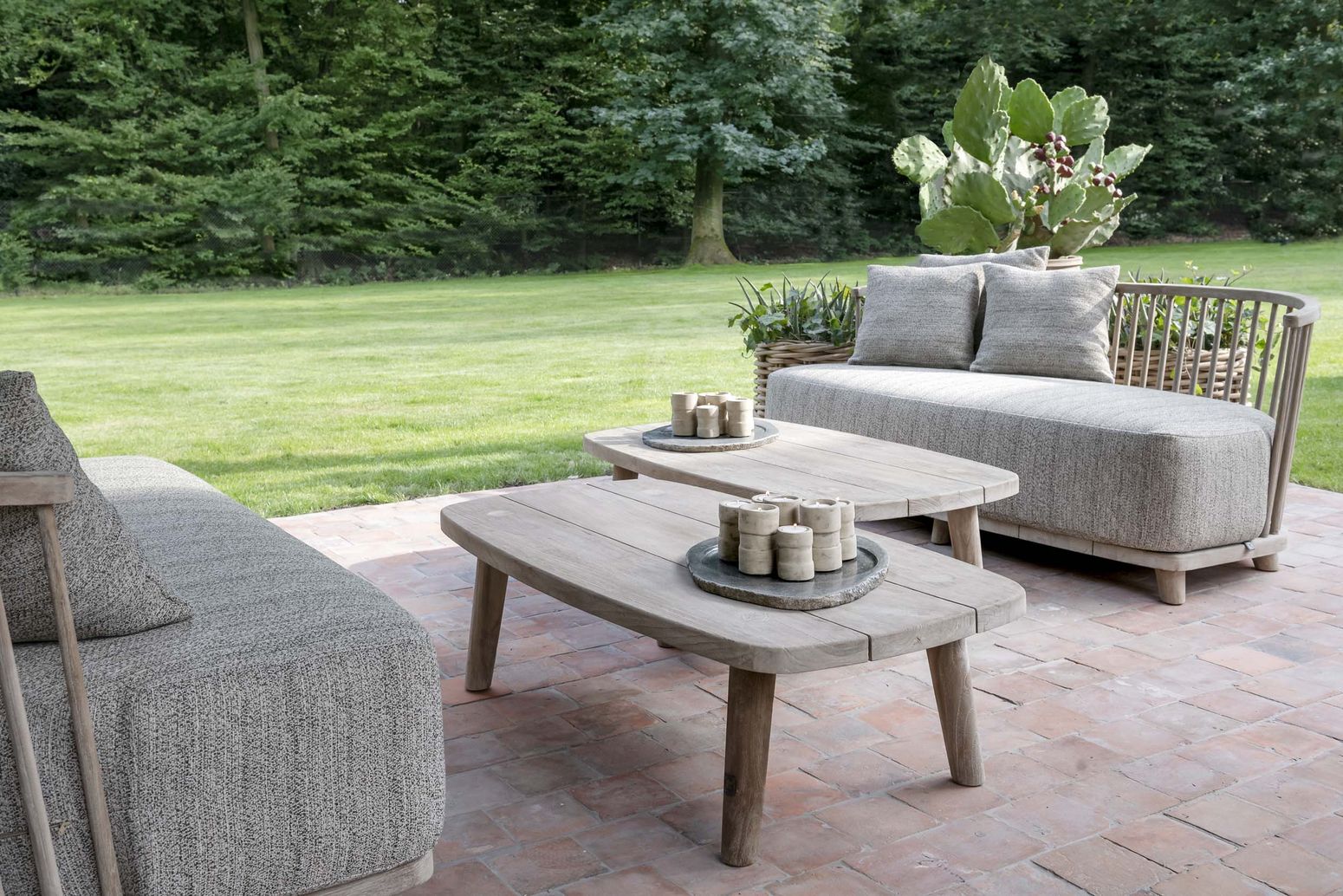 Outdoor-Sofa Carol aus Teakholz Natural Grey mit Polstern in Knelout, Knelout Deluxe, Ktextout oder Ktextout Deluxe – Gommaire Design bei STUFF Shop