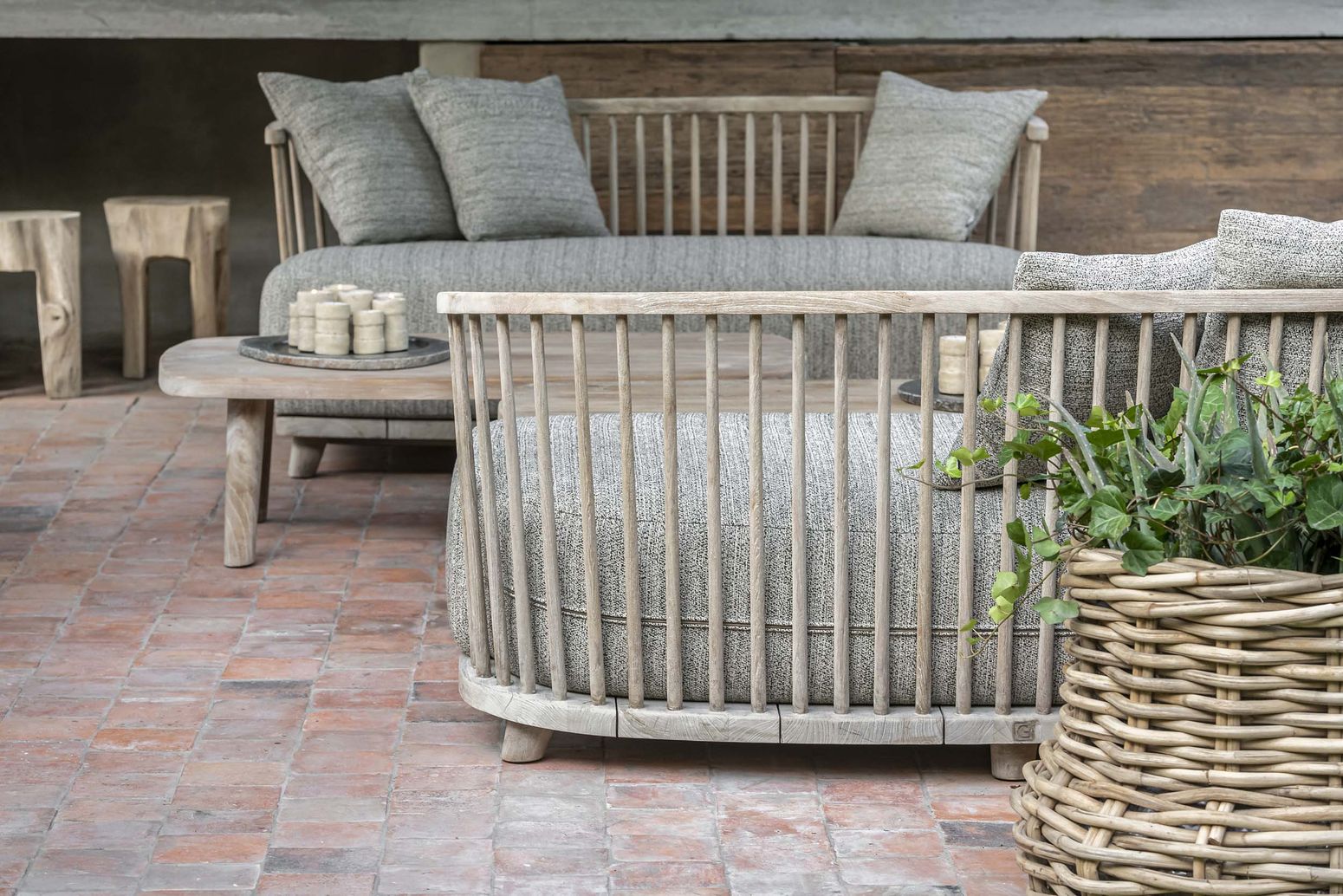 Outdoor-Sofa Carol aus Teakholz Natural Grey mit Polstern in Knelout, Knelout Deluxe, Ktextout oder Ktextout Deluxe – Gommaire Design bei STUFF Shop
