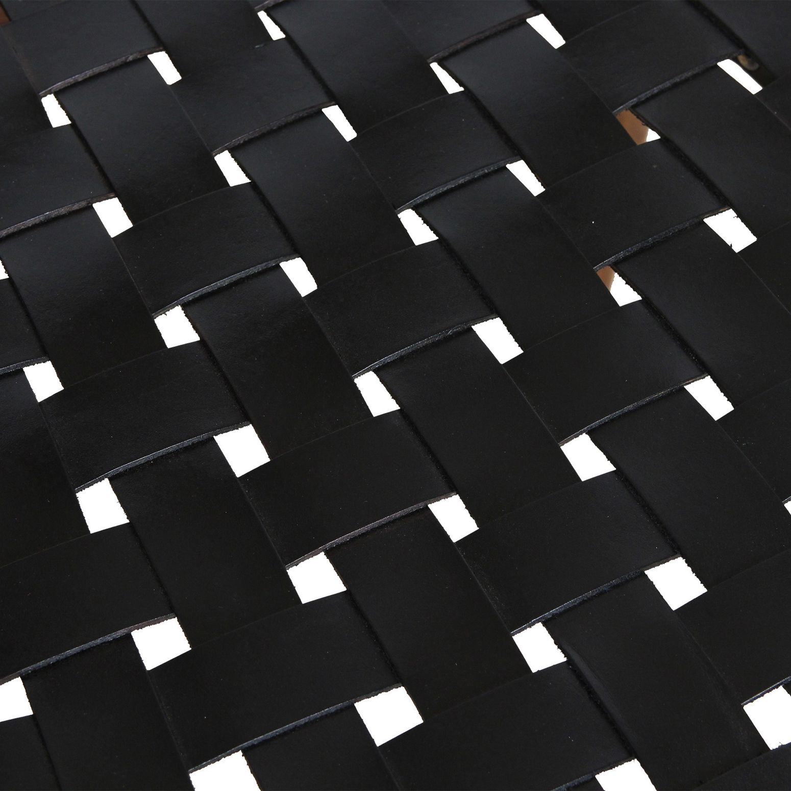 Detailaufnahme der handgeflochtenen schwarzen Ledersitzfläche des Maren Stuhls | STUFF Shop