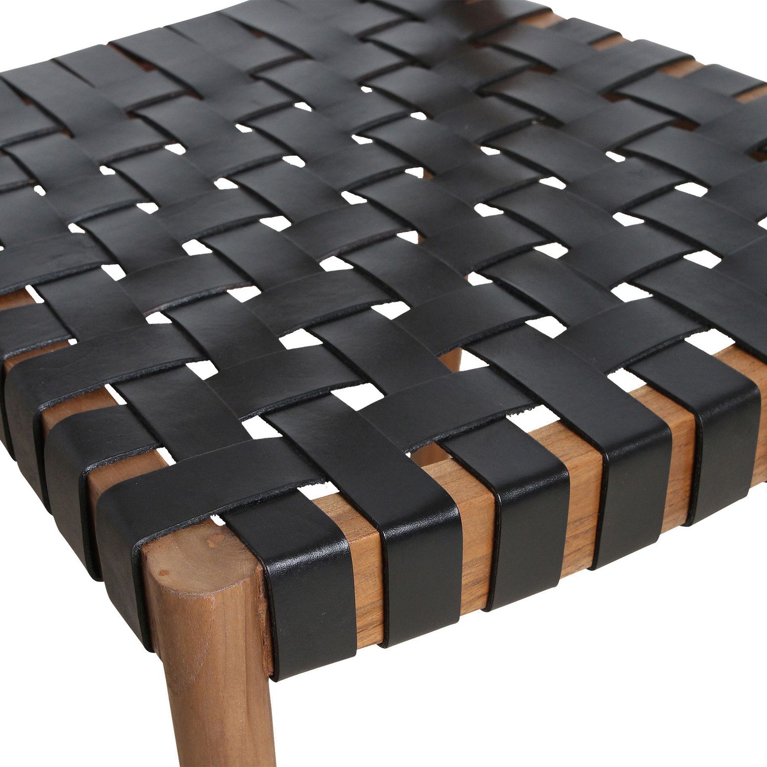 Detailaufnahme der handgeflochtenen schwarzen Ledersitzfläche des Maren Stuhls | STUFF Shop