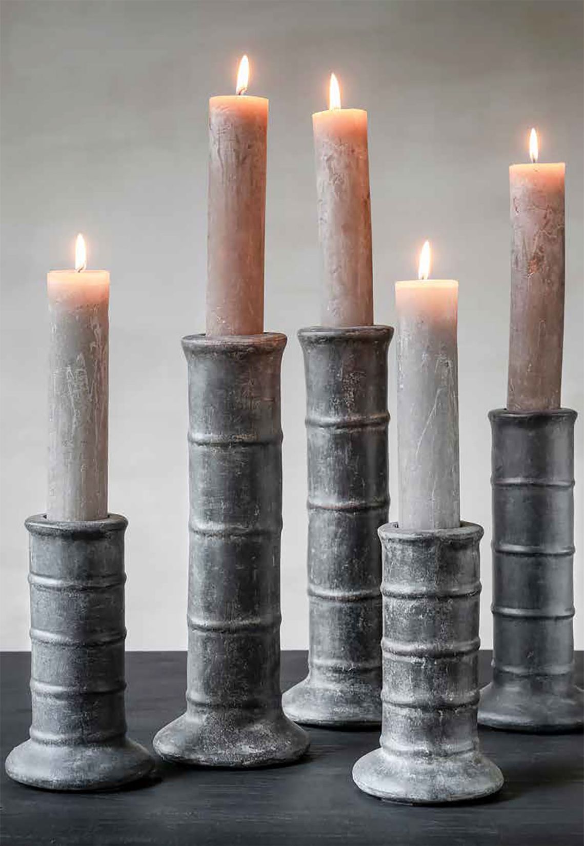 Gommaire Rustikale Stabkerzen in den Farben Greysch, Opaque, Wheisch und Black, Maße Ø4,4 x H20 cm.
