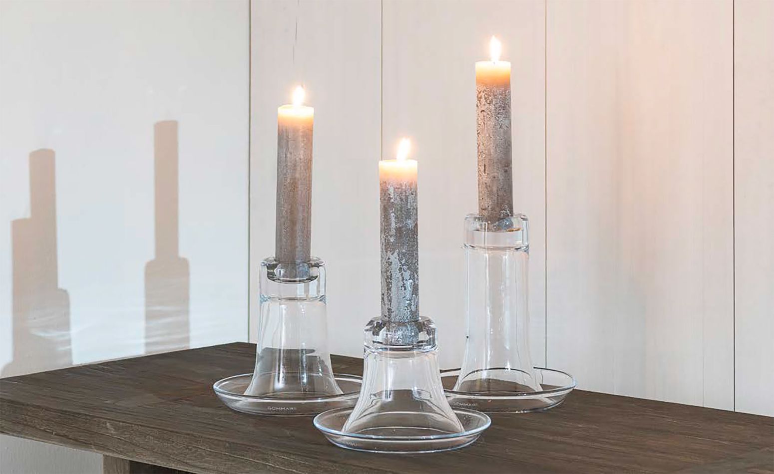 Gommaire Rustikale Stabkerzen in den Farben Greysch, Opaque, Wheisch und Black, Maße Ø4,4 x H20 cm.