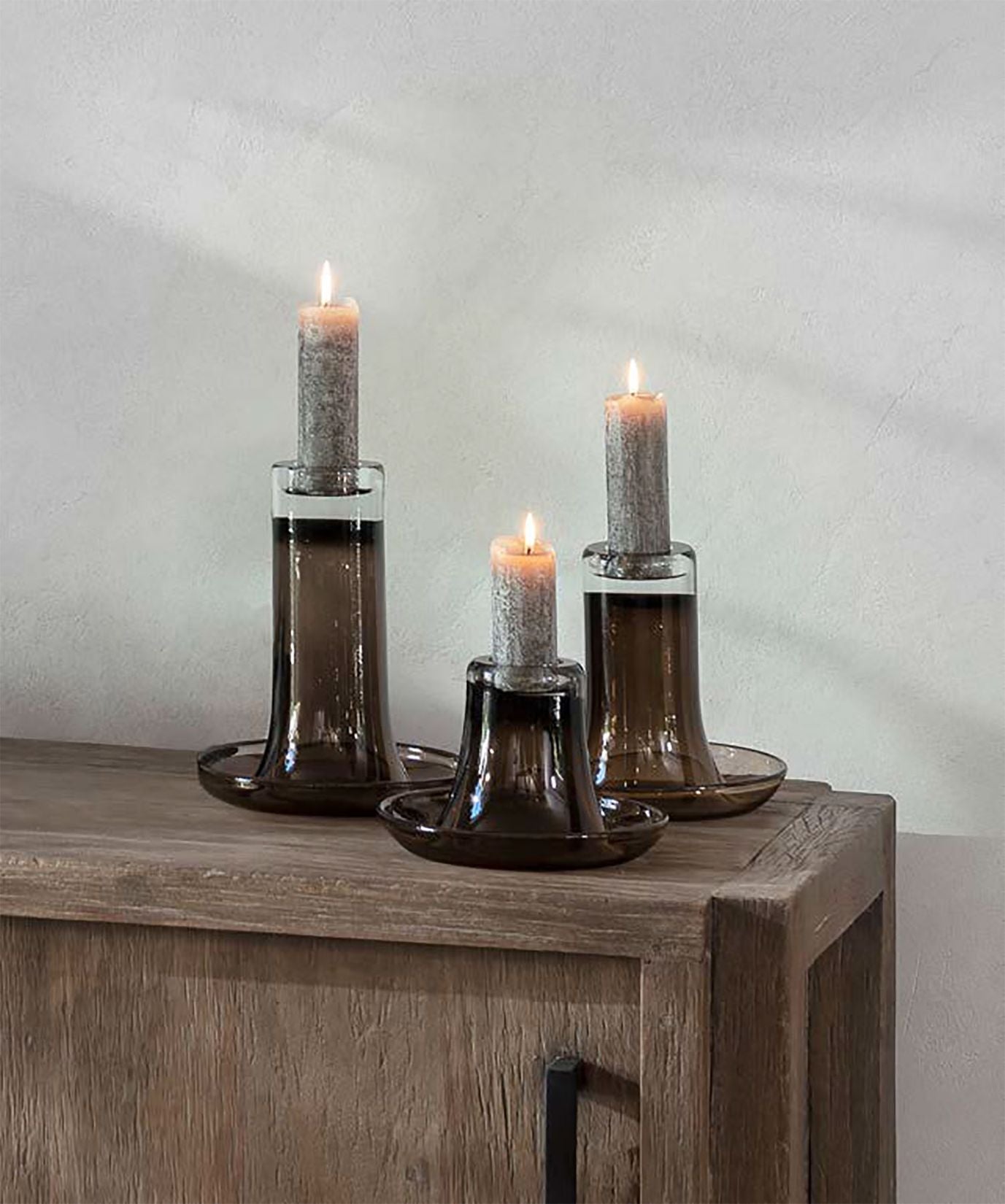 Gommaire Rustikale Stabkerzen in den Farben Greysch, Opaque, Wheisch und Black, Maße Ø4,4 x H20 cm.