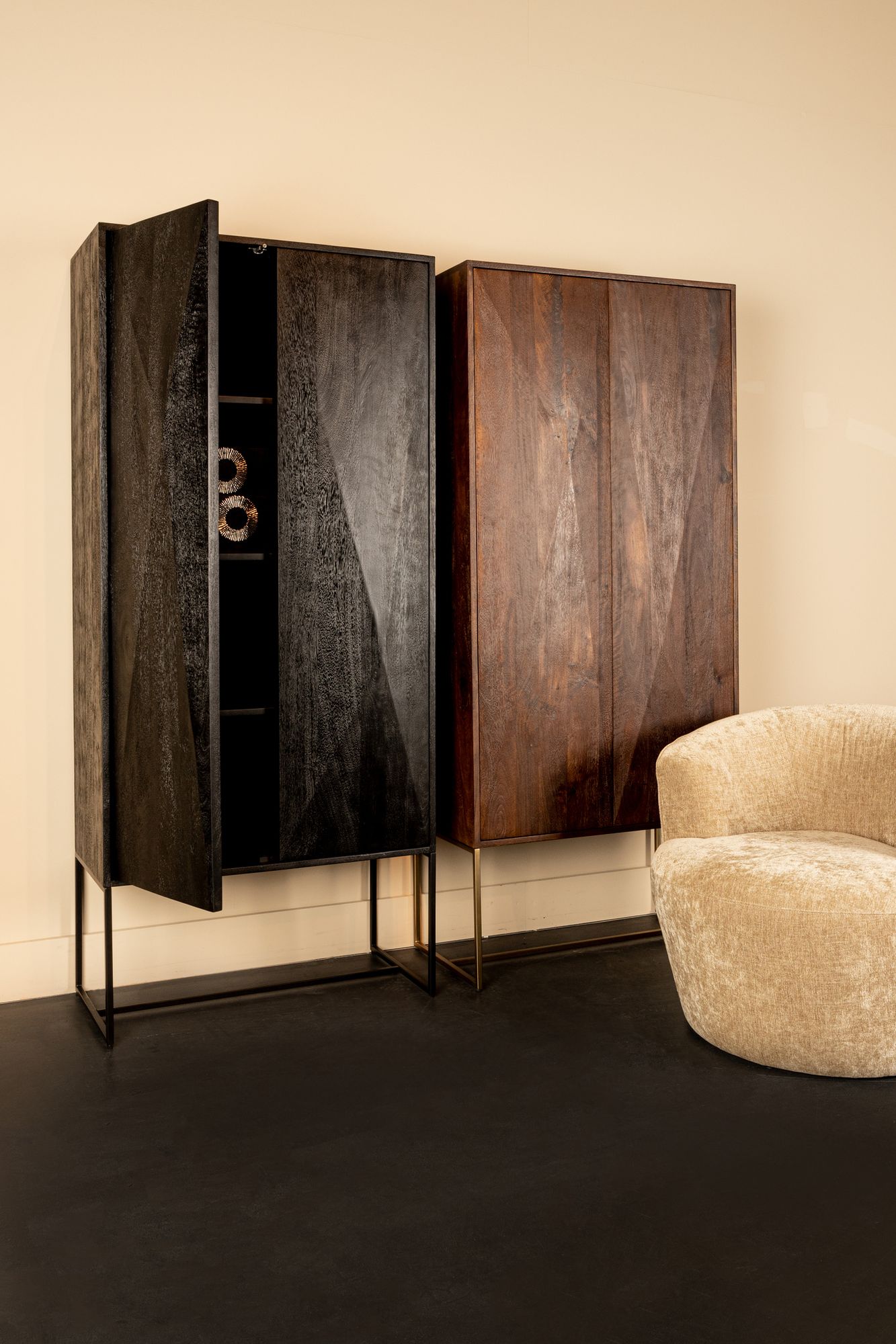 PTMD Onyx 2-Türiger Schrank in den Farben Braun und Schwarz, elegant präsentiert in einem modernen Wohnambiente