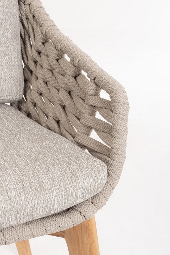 Tamires Outdoor Stuhl in Beige mit Aluminiumgestell, Teakholzbeinen und einem Geflecht aus Polypropylen-Seilen