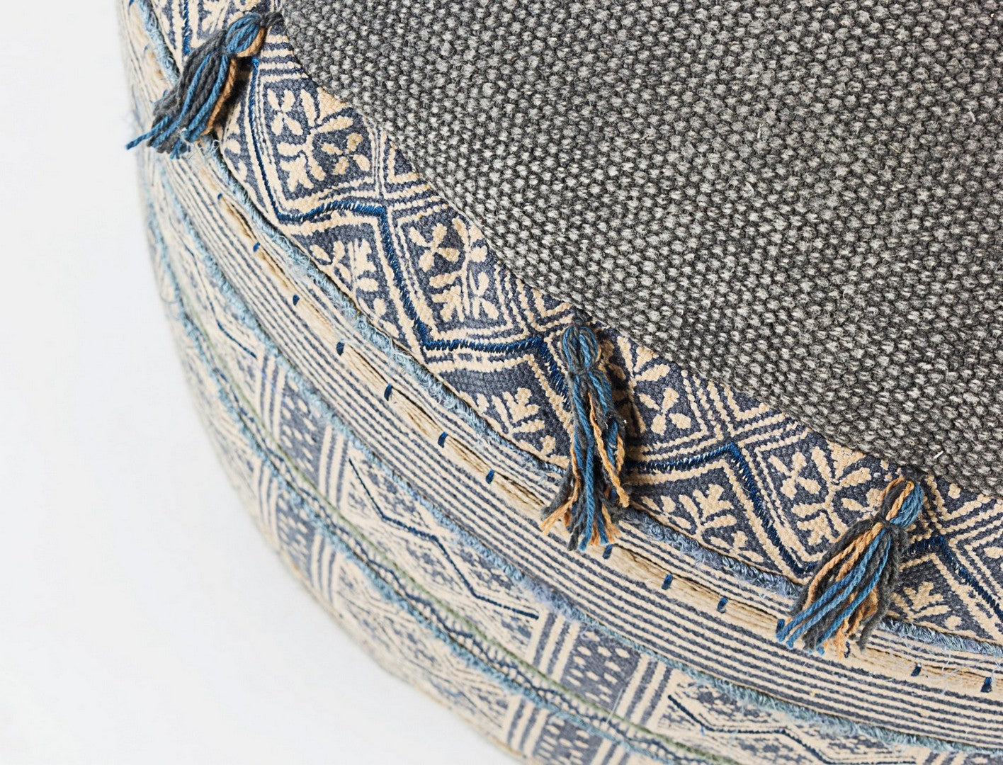Nahaufnahme des handgenähten Details auf dem Baumwollbezug des Pouf Tilak Snorkel.