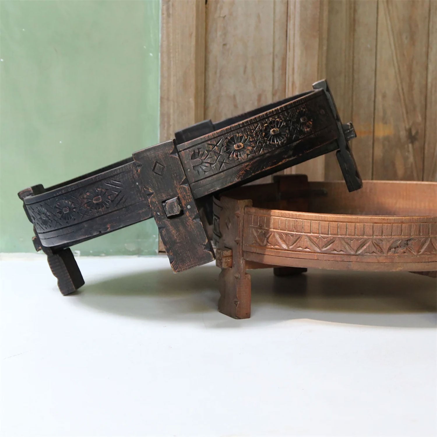 Indischer Mahltisch 'Heritage' in Schwarz und Braun, seitliche Ansicht.