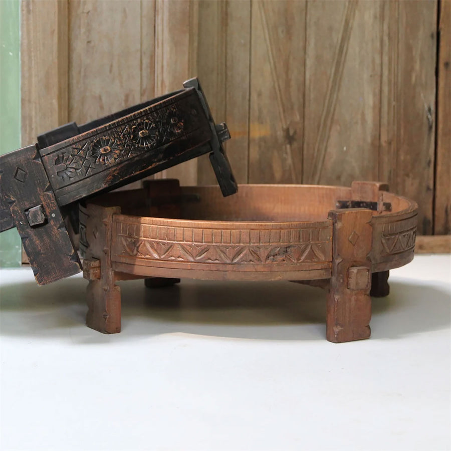 Indischer Mahltisch 'Heritage' in Schwarz und Braun, seitliche Ansicht.