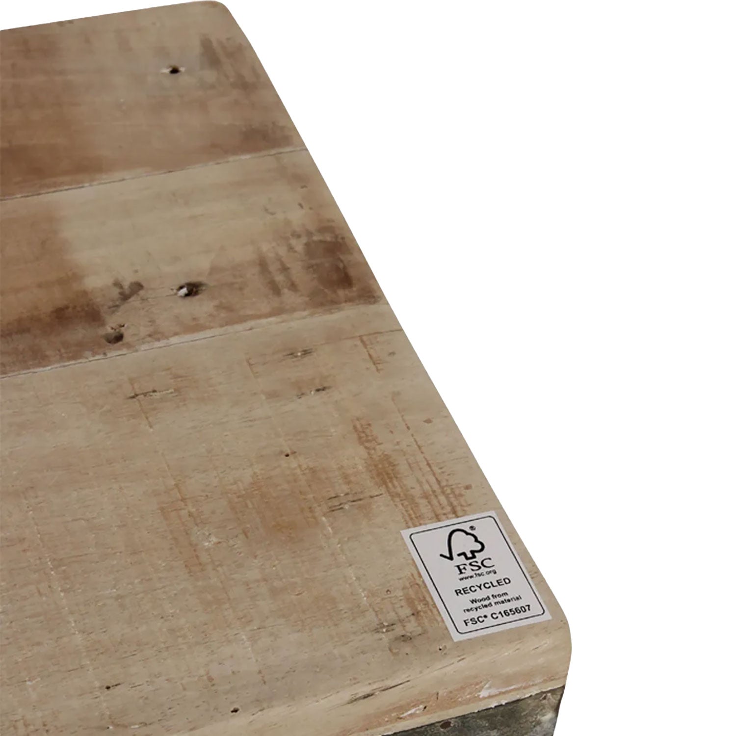 Detailansicht der Klappbank mit robustem Altholz und Limewash-Finish