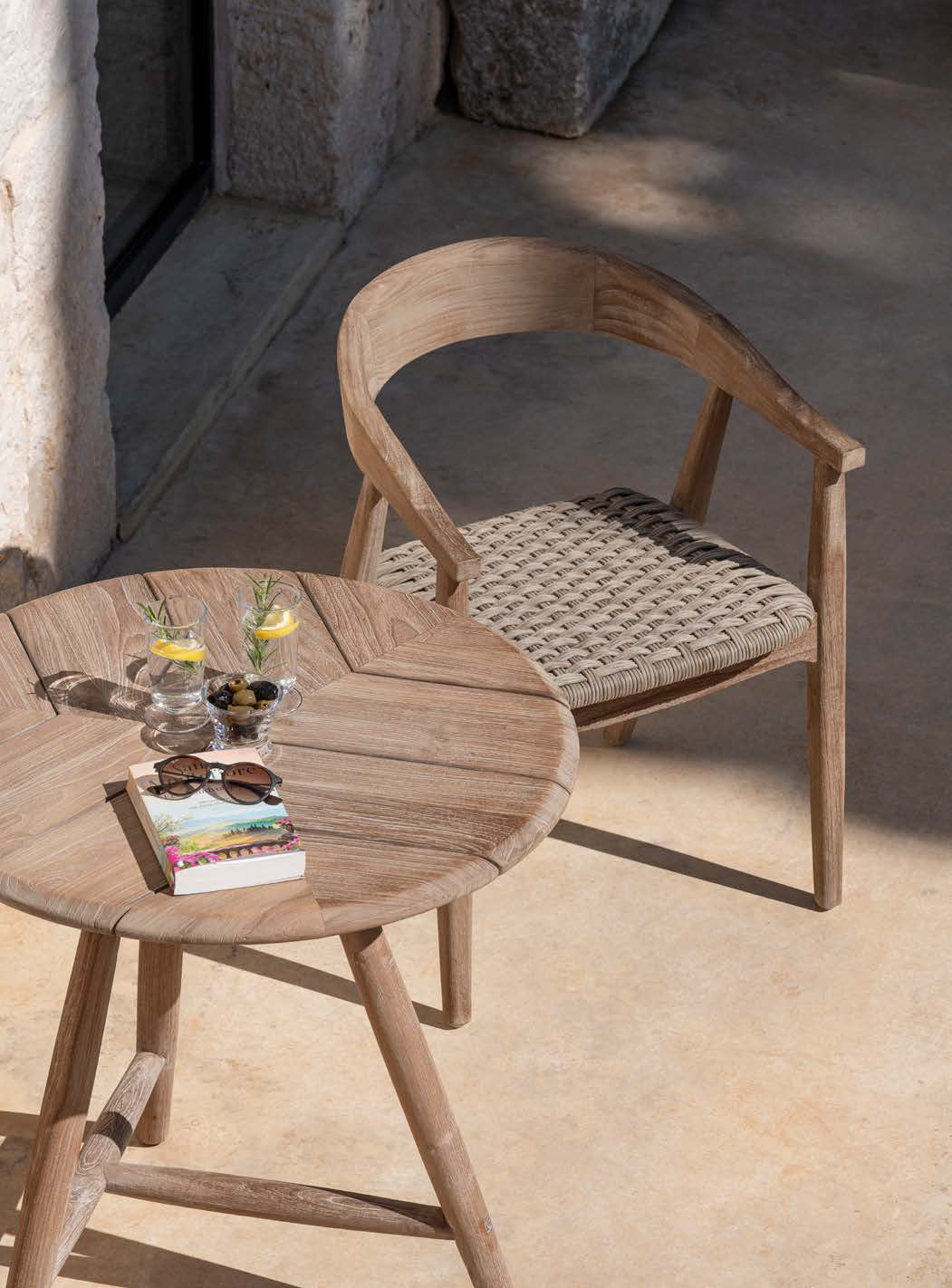 Armlehnenstuhl Faye aus Teakholz mit geflochtenem PE-Sitz, in natürlichem Grau, von Gommaire für den Außenbereich.