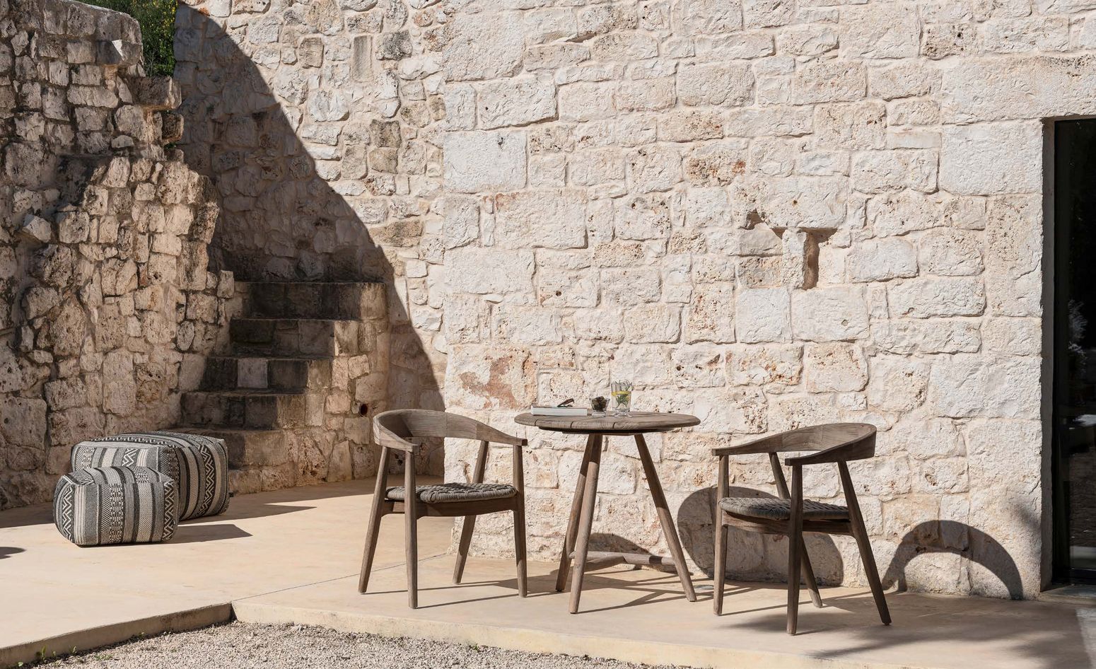 Armlehnenstuhl Faye aus Teakholz mit geflochtenem PE-Sitz, in natürlichem Grau, von Gommaire für den Außenbereich.