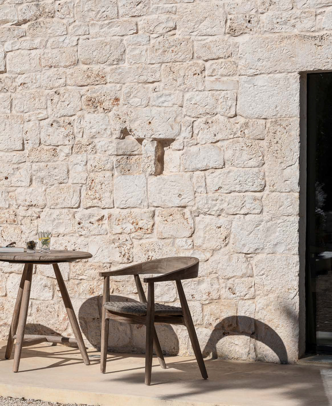 Armlehnenstuhl Faye aus Teakholz mit geflochtenem PE-Sitz, in natürlichem Grau, von Gommaire für den Außenbereich.