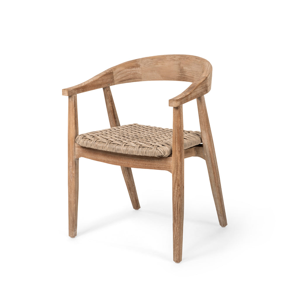 Armlehnenstuhl Faye aus Teakholz mit geflochtenem PE-Sitz, in natürlichem Grau, von Gommaire für den Außenbereich.