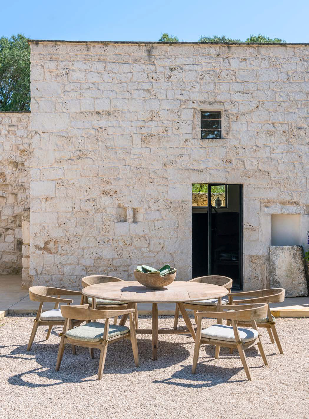 Armlehnenstuhl Faye Easy Chair low aus Teakholz in natürlichem Grau von Gommaire, ideal für Outdoor-Terrassen.