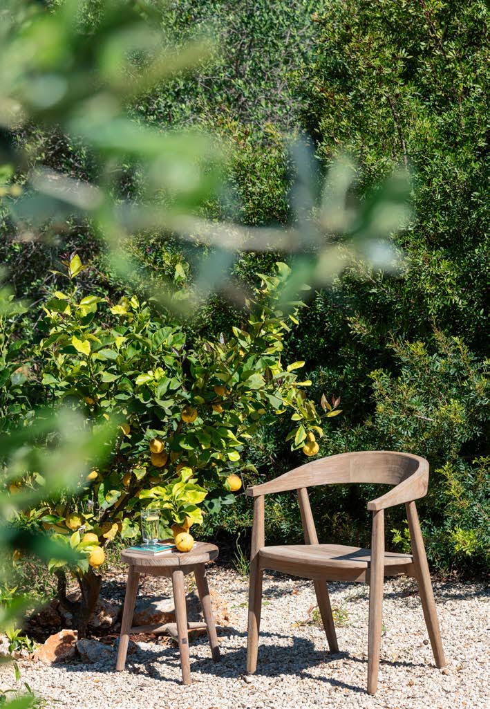Armlehnenstuhl Faye Easy Chair low aus Teakholz in natürlichem Grau von Gommaire, ideal für Outdoor-Terrassen.